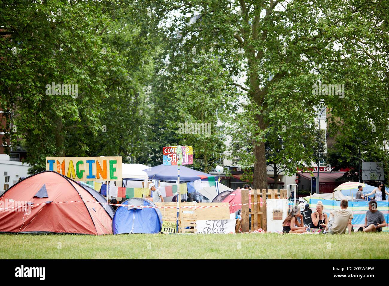 Londres, Reino Unido - 15 de junio de 2021: El adorable campo anti-encierro en Shepherds Bush Green (tomado dos días antes de que el campamento fuera removido por las alabadías). Foto de stock