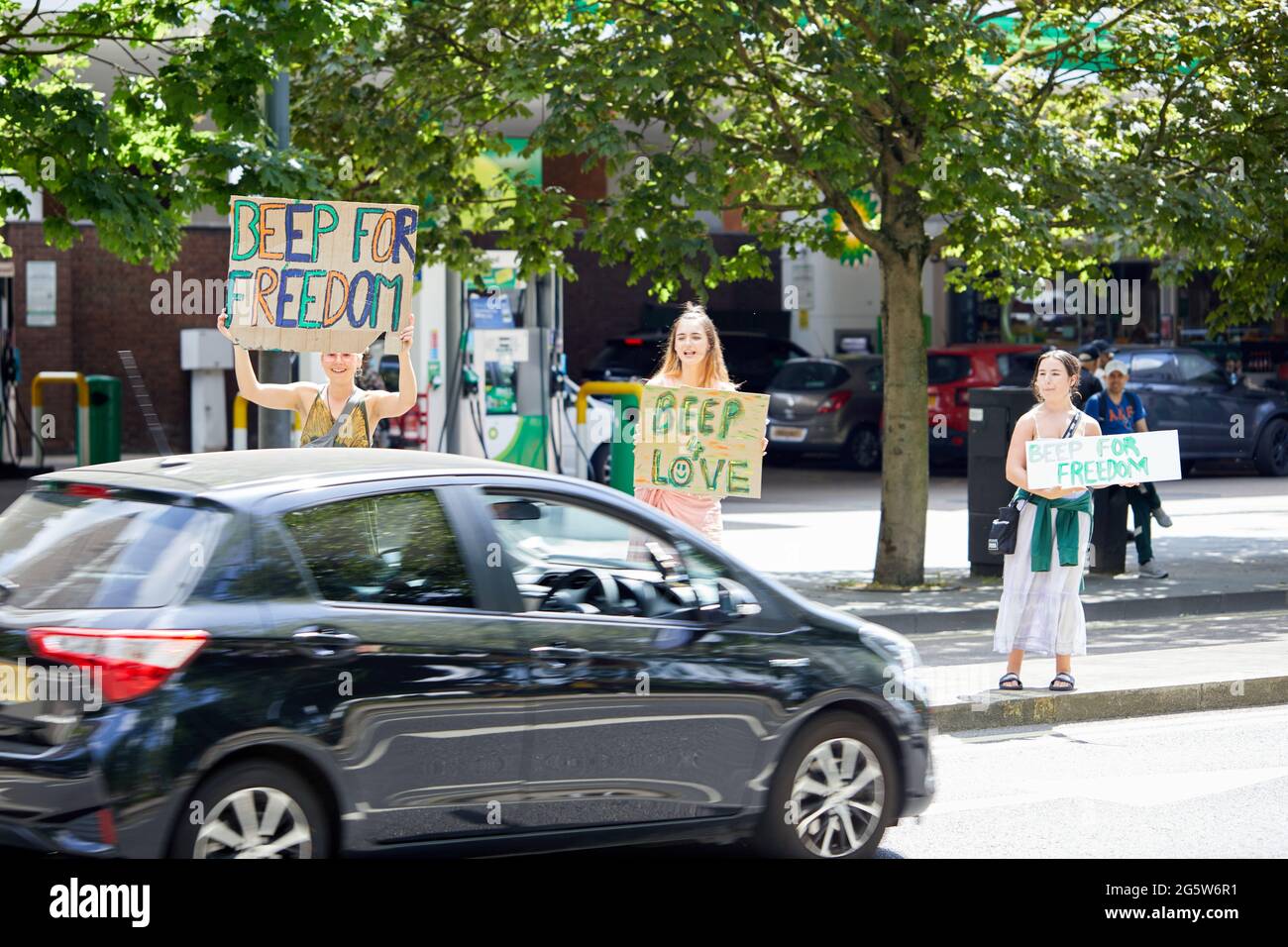Londres, Reino Unido - 15 de junio de 2021: Los manifestantes del amoroso campo anti-encierro en Shepherds Bush Green ganan apoyo para su causa de los motoristas que pasan. Foto de stock