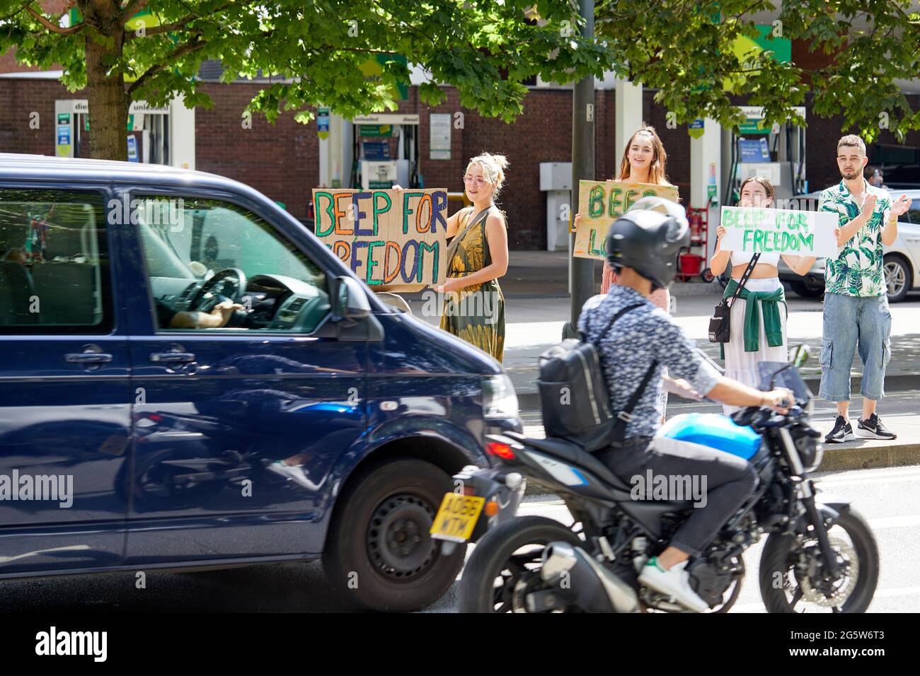 Londres, Reino Unido - 15 de junio de 2021: Los manifestantes del amoroso campo anti-encierro en Shepherds Bush Green ganan apoyo para su causa de los motoristas que pasan. Foto de stock