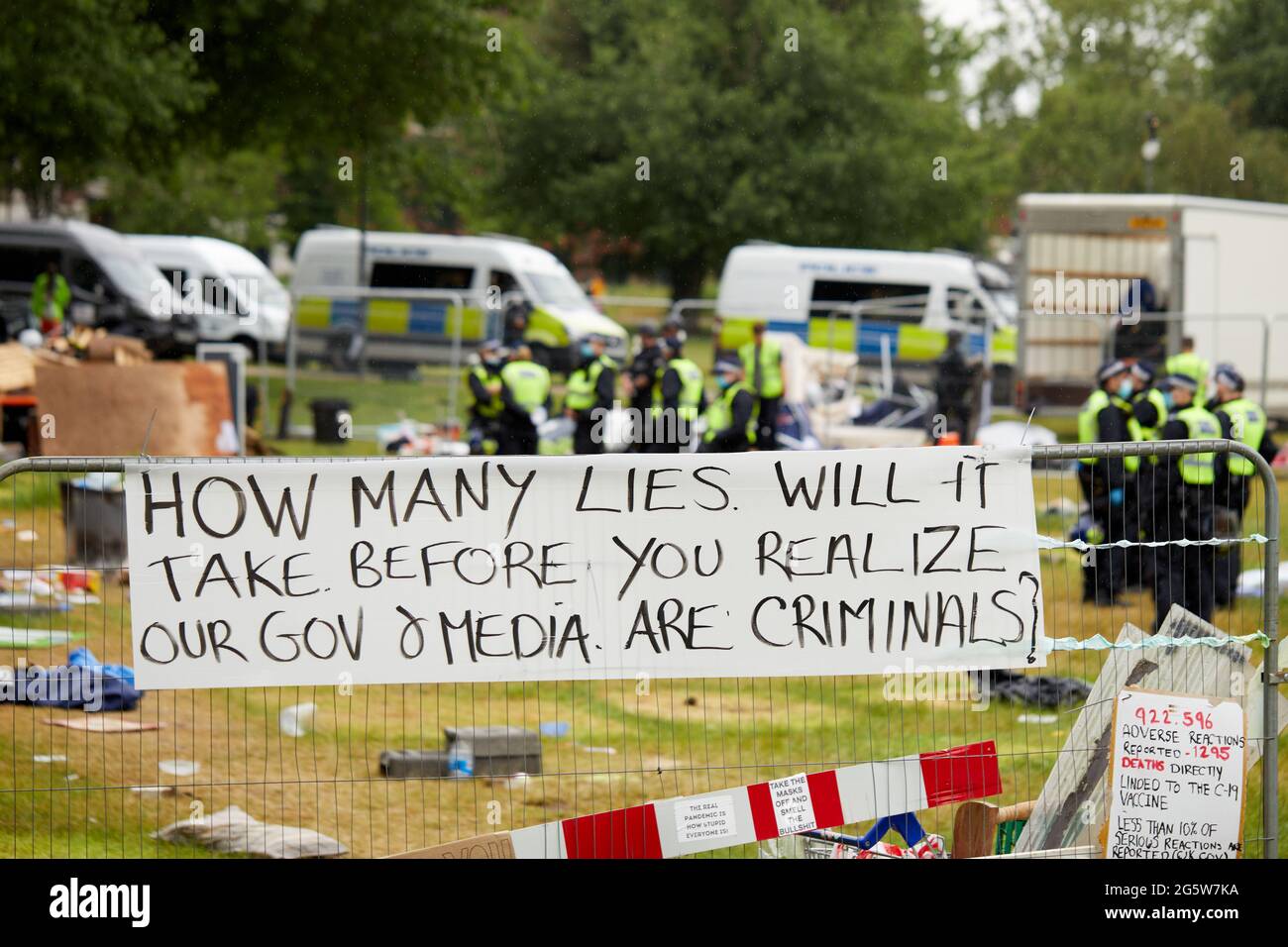 Londres, Reino Unido - 17 de junio de 2021: Una señal de protesta frente a la policía, durante el desalojo del amoroso campo anti-encierro en Shepherds Bush Green. Foto de stock