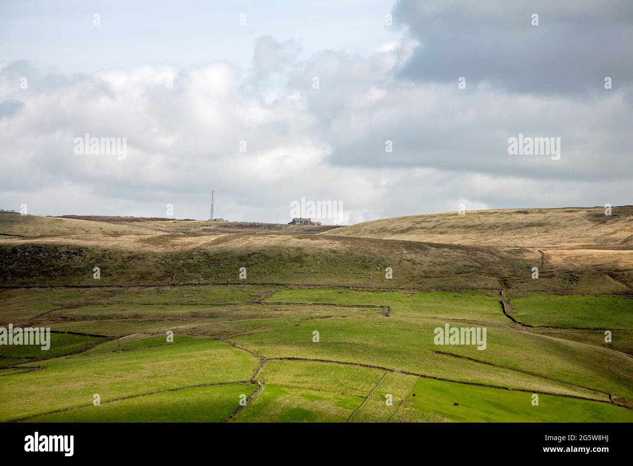 The Cat and Fiddle Inn Shining Tor and Cats Tor Macclesfield Cheshire England Foto de stock