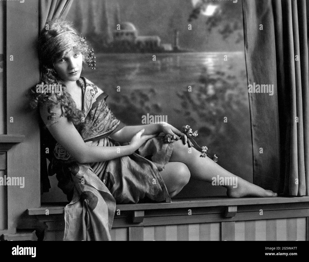 Retrato de la actriz estadounidense Mary Miles Minter (1902-1984) del fotógrafo americano Albert Witzel, alrededor de 1918 Foto de stock