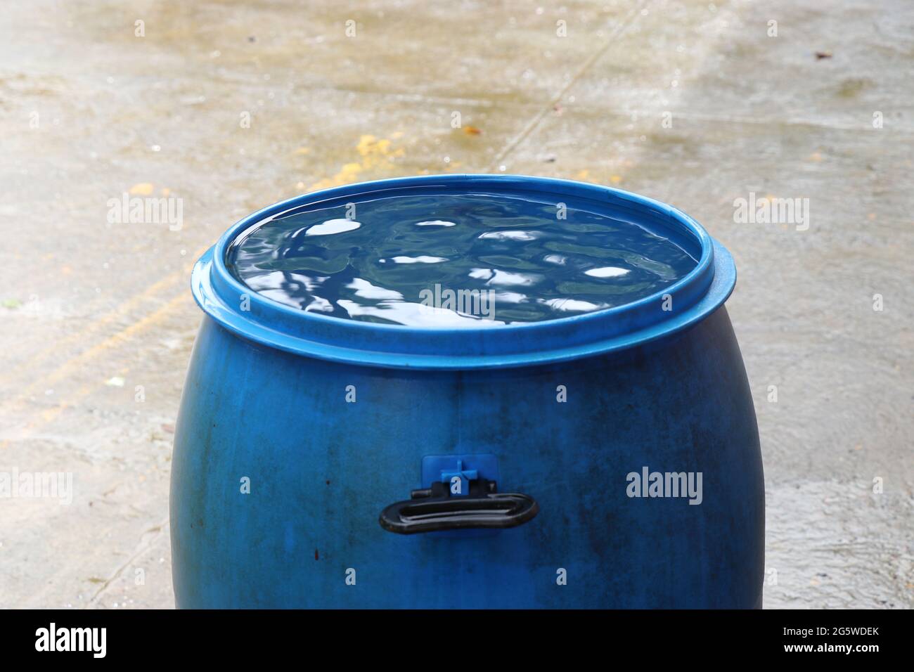 Barril de agua lleno hasta su superficie superior del agua de lluvia del  techo. Recolección de agua de lluvia o concepto de conservación Fotografía  de stock - Alamy