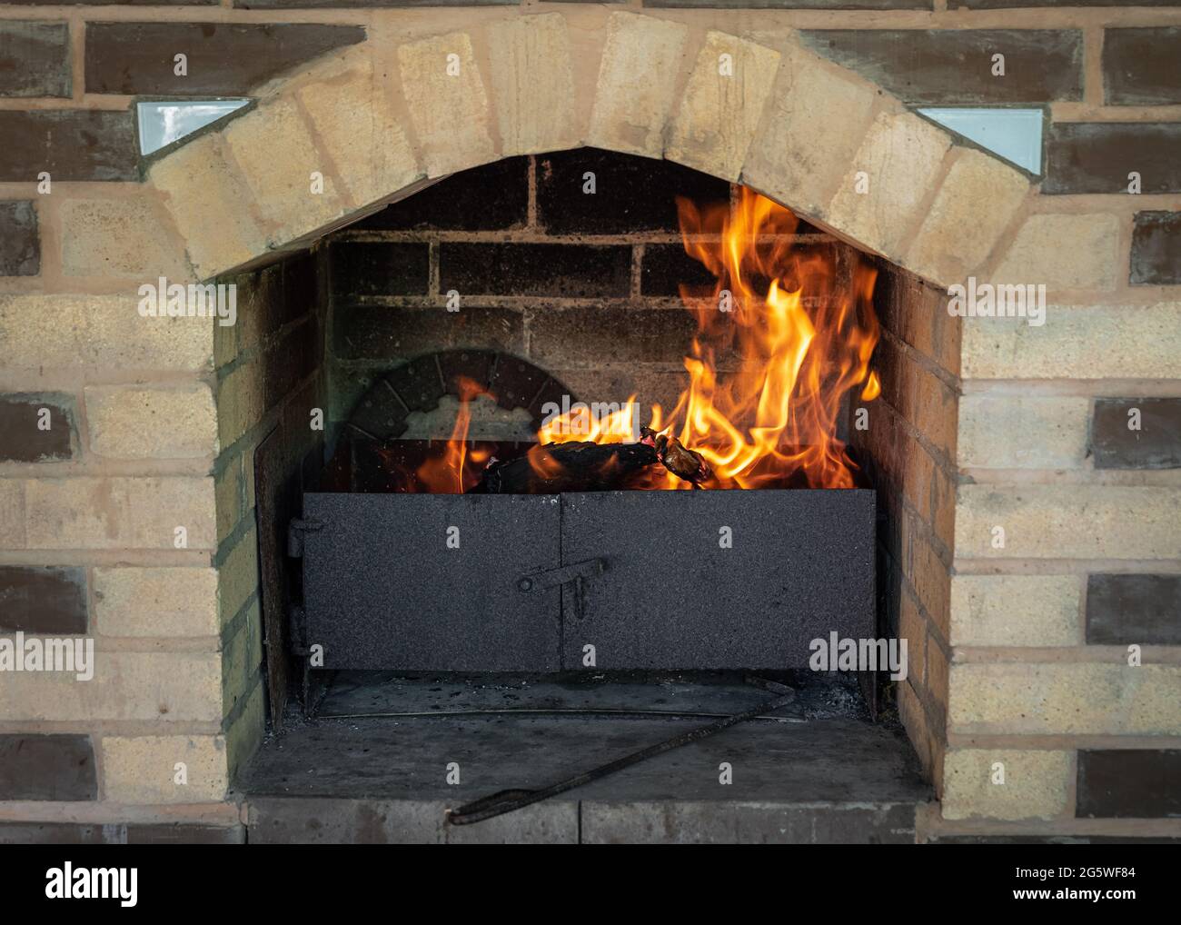 Parrilla de la chimenea Flame Fire parrilla caliente parrilla de carbón con  caldos brillantes Fotografía de stock - Alamy