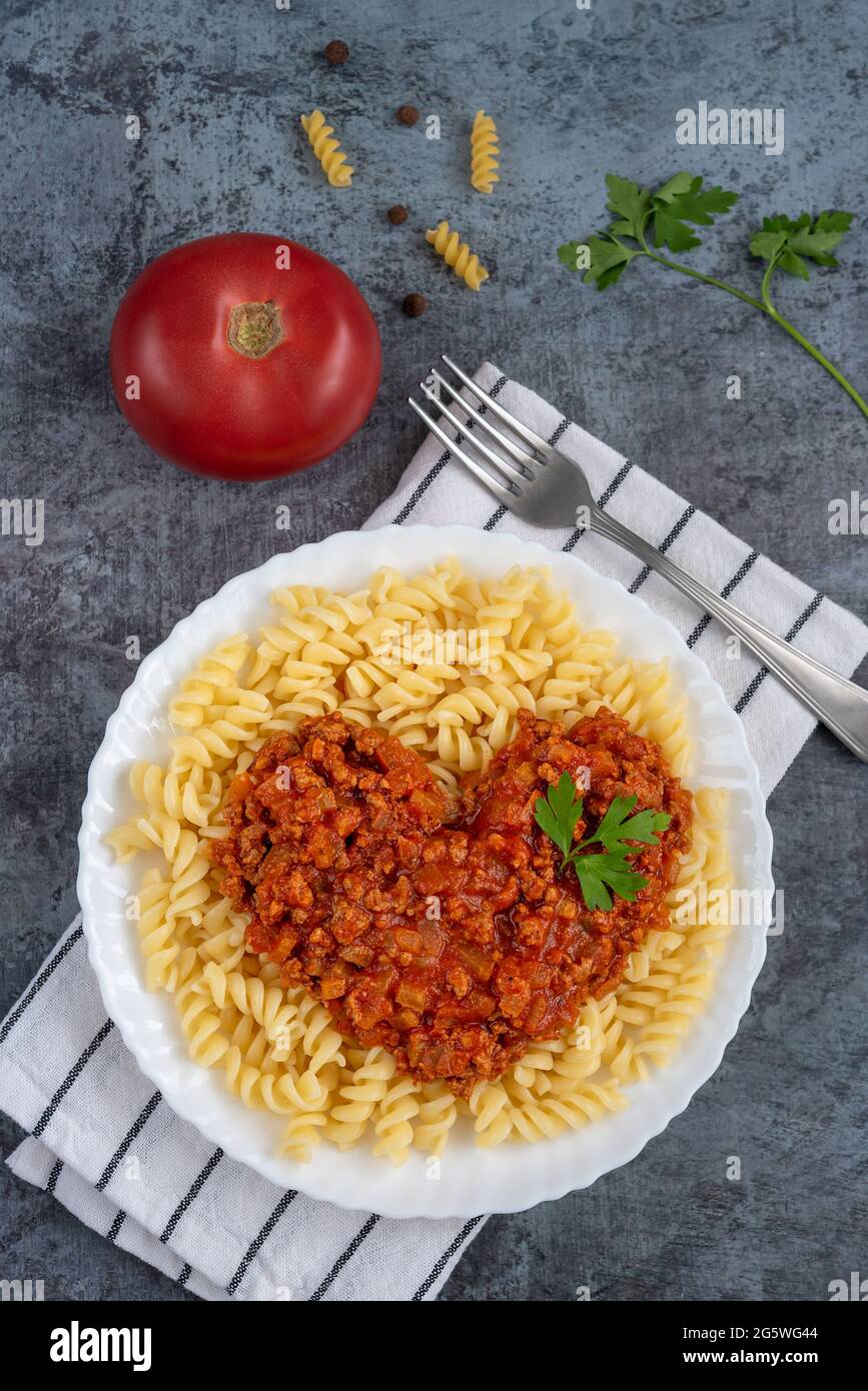 Guiso Bolognese, salsa italiana de carne de vacuno molida con pasta
