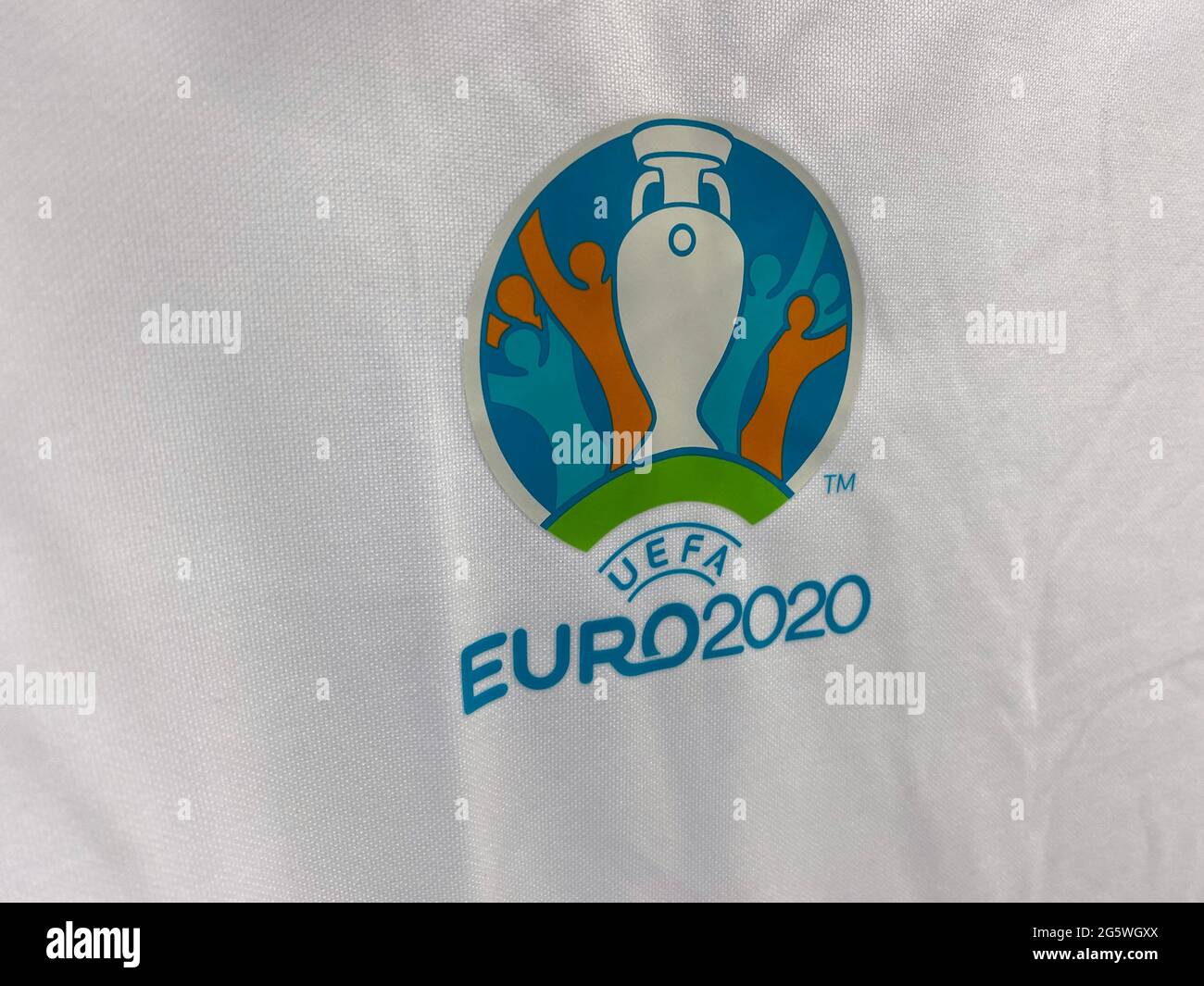LONDRES, Reino Unido - Junio de 2021: Logotipo de la UEFA EURO 2020 en una camiseta de fútbol Foto de stock