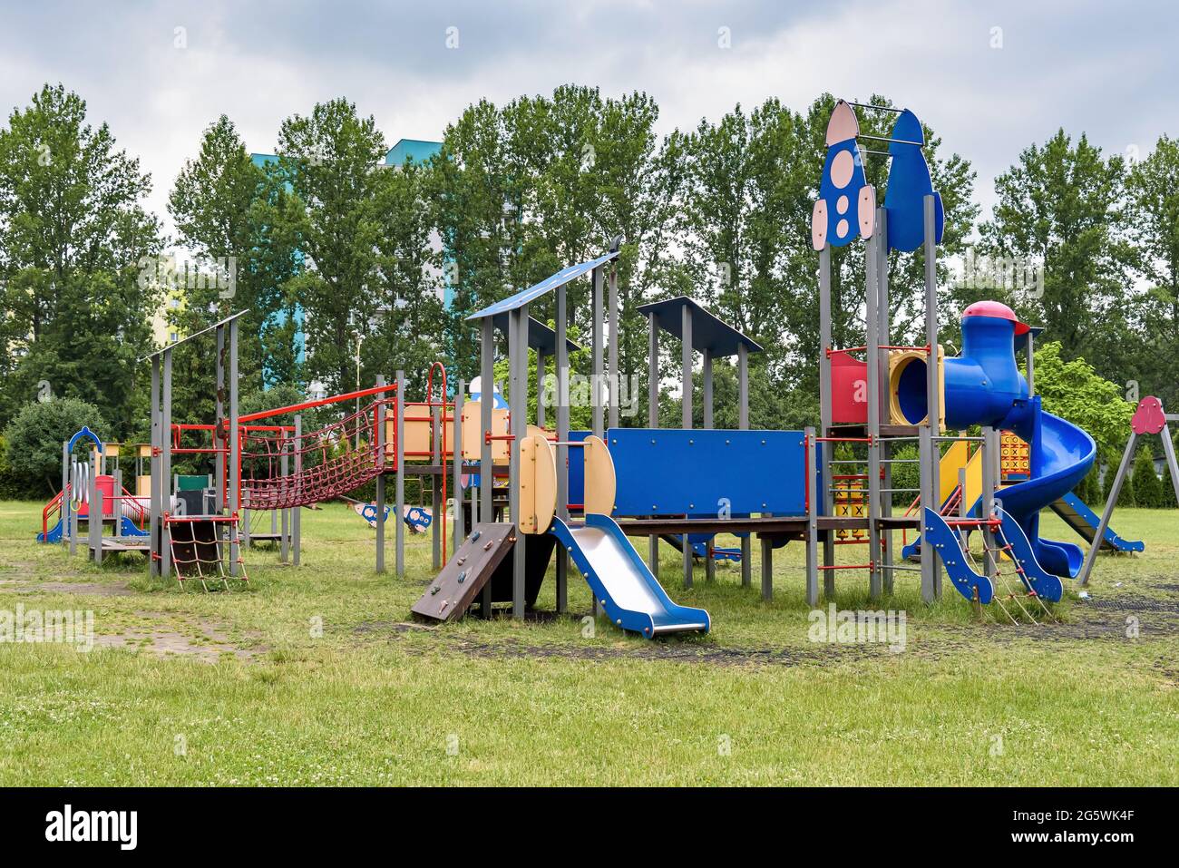 Vista del parque infantil vacío al aire libre en un día nublado Foto de stock