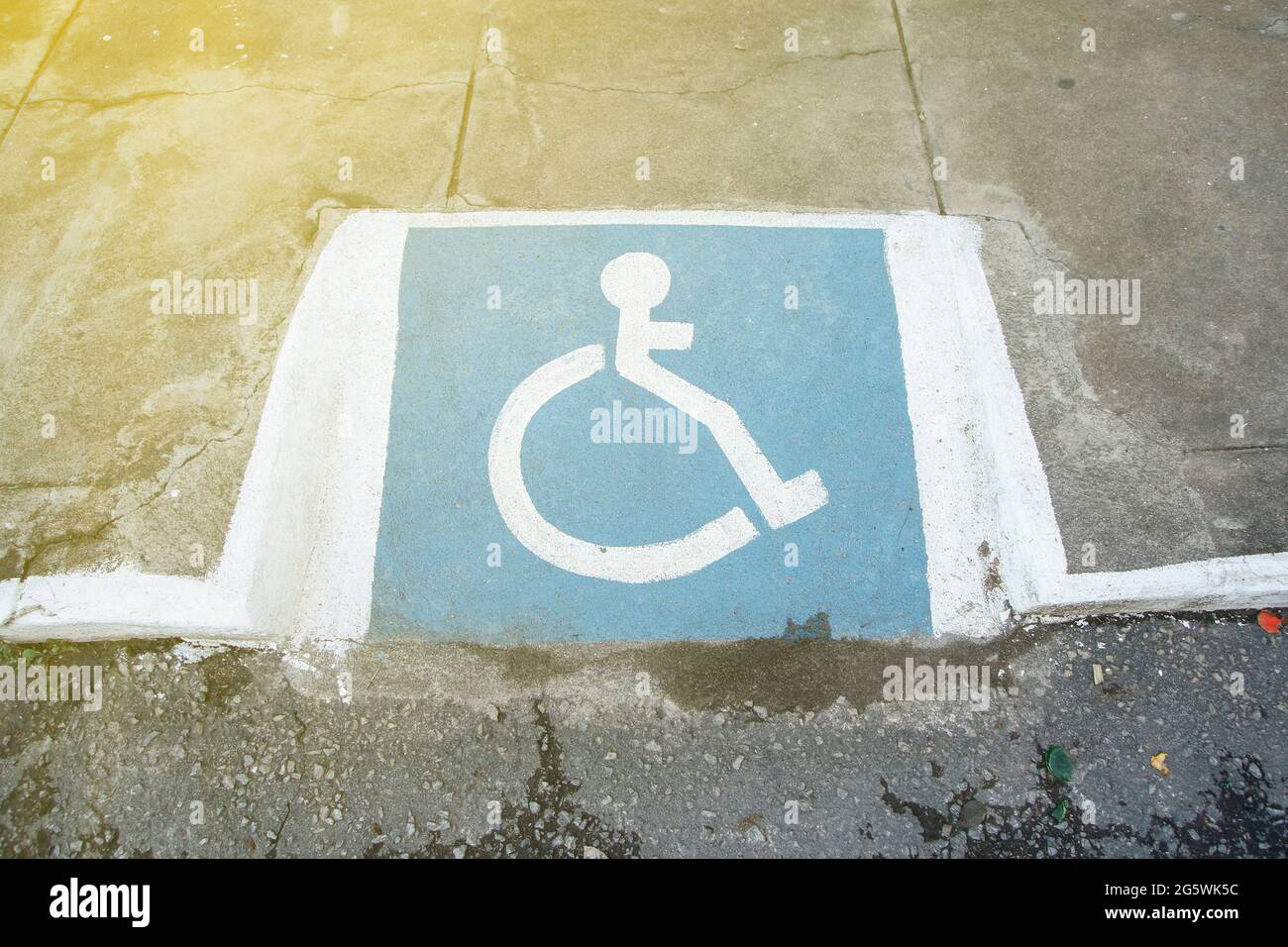 rampa de accesibilidad para usuarios de sillas de ruedas con diseño de símbolos de accesibilidad Foto de stock