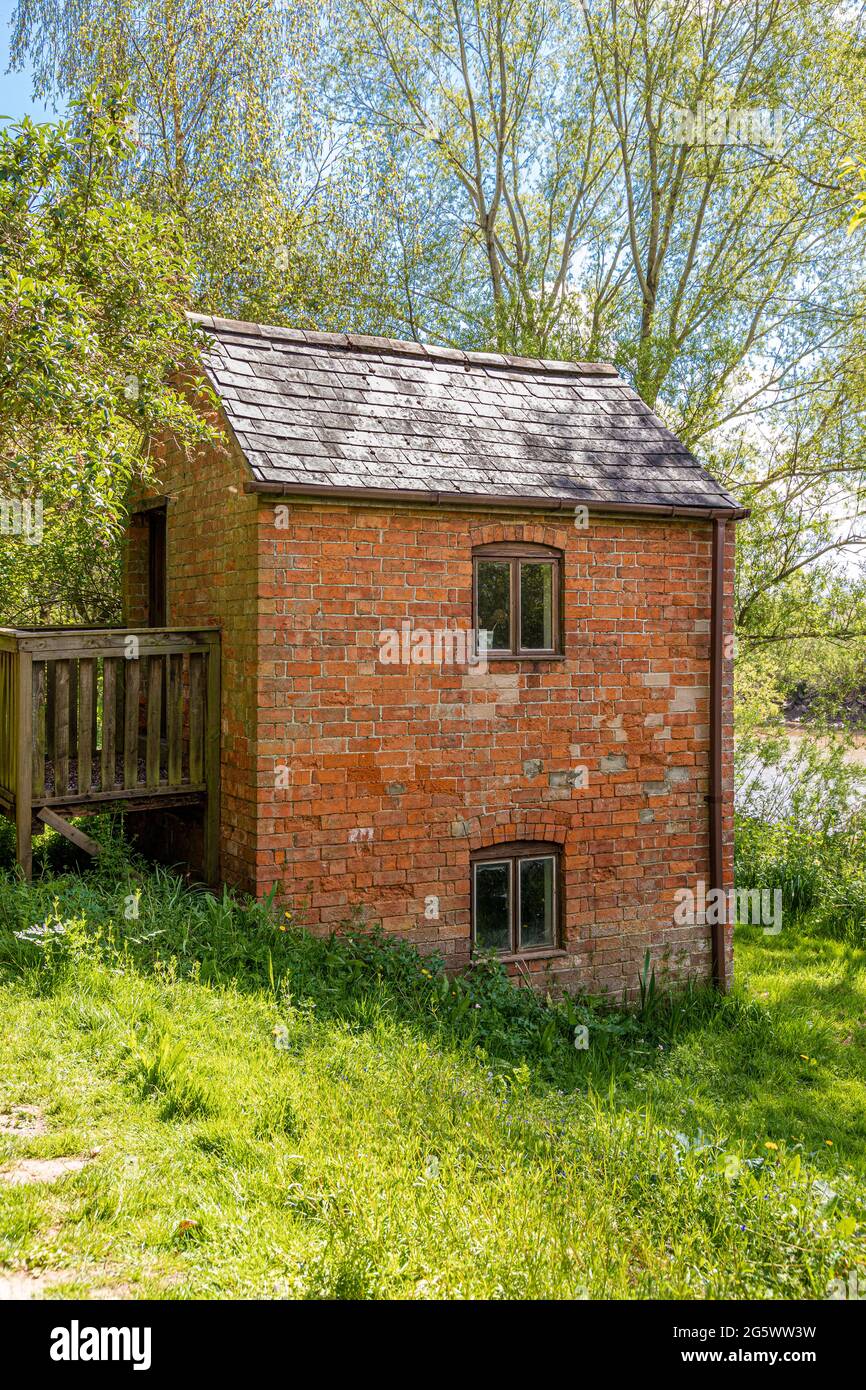 Una casa de peces para el uso de los pescadores tradicionales de salmón en las orillas del río Severn en Minsterworth, Gloucestershire Reino Unido Foto de stock