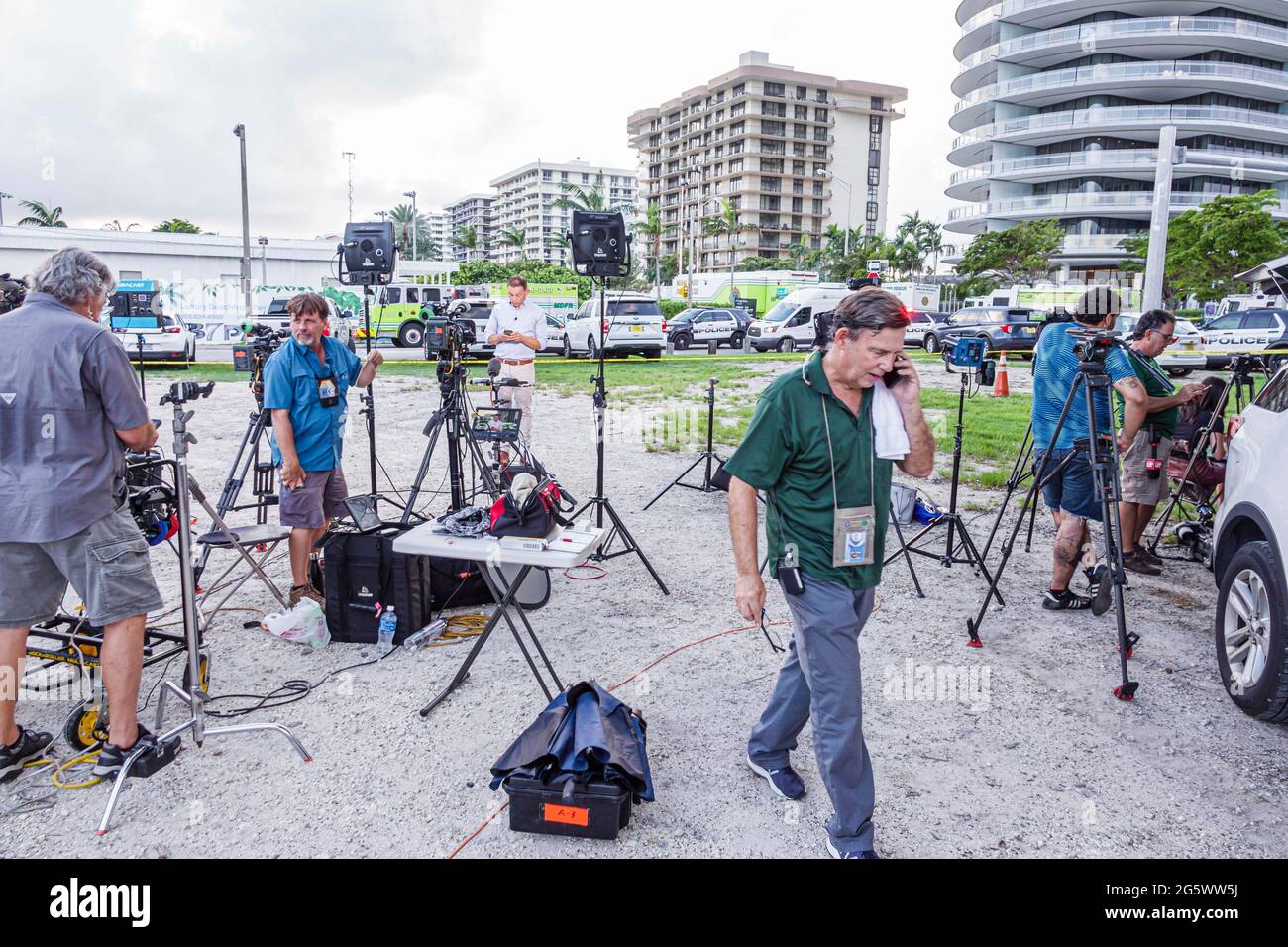 Miami Beach Florida Surfside Champlain Towers edificio de apartamentos colapsar noticias colapsadas prensa medios miembros de la tripulación hombres instalar equipo Foto de stock