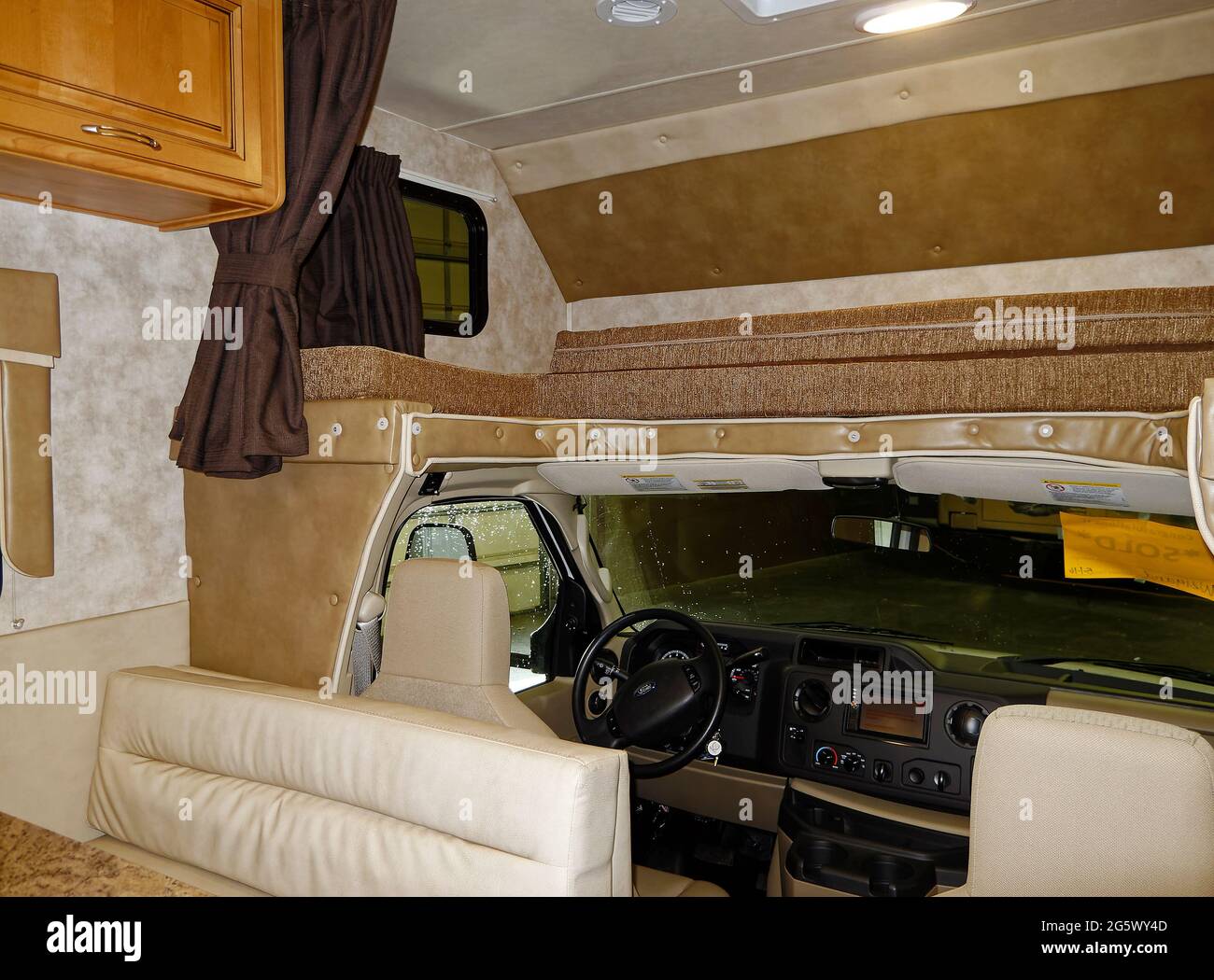 interior de la casa rodante, cabina, cama de la cabina, asiento acolchado  de la dinette, asiento del conductor, Volante, cortinas, parabrisas,  autocaravana, clase C, vehic recreativo Fotografía de stock - Alamy