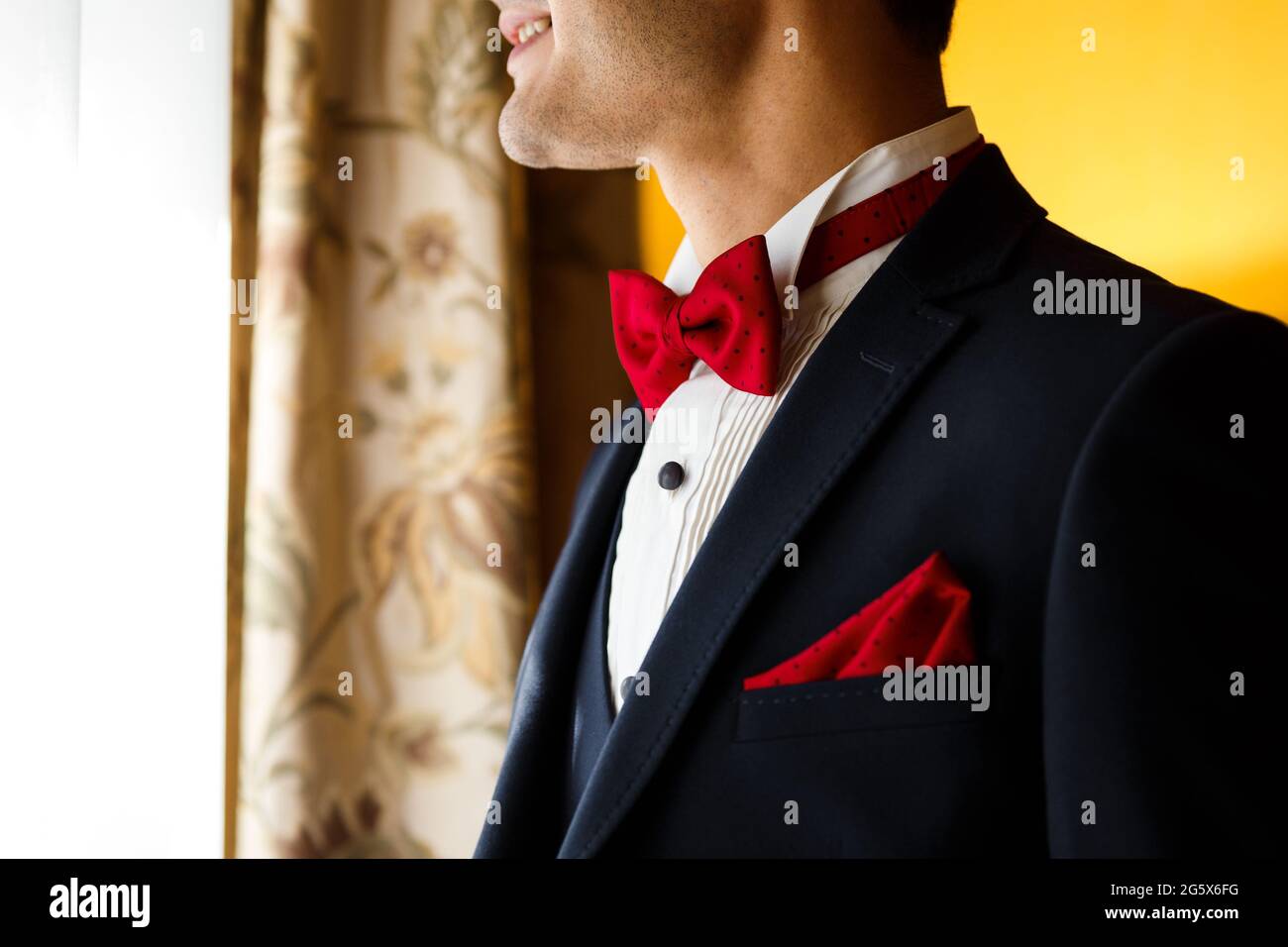 Hombre traje pajarita pañuelo fotografías e imágenes de alta resolución -  Alamy