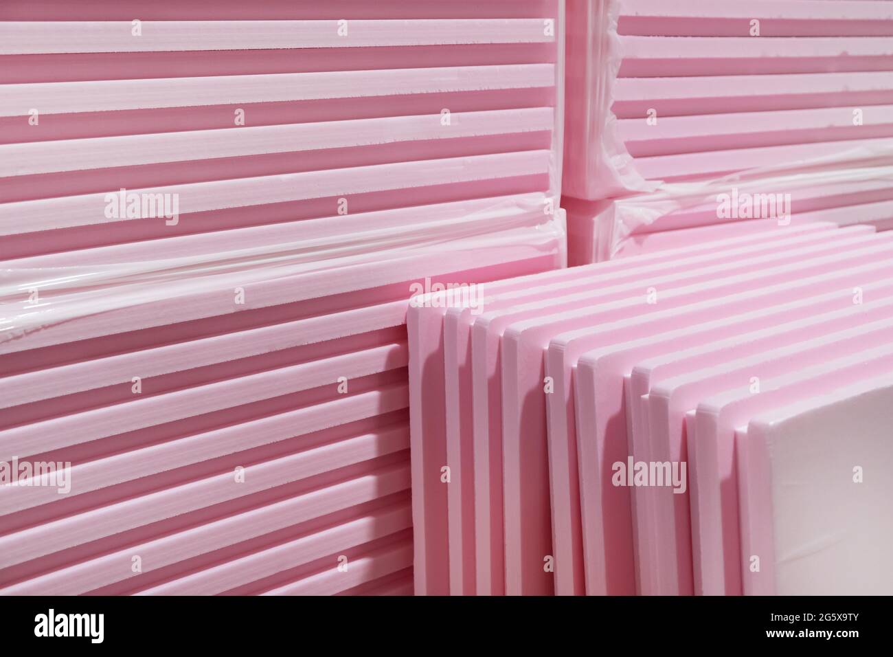 Placas de aislamiento térmico de espuma XPS de poliestireno extruido rosa  apiladas en el sitio de construcción. Alta densidad, absorción de agua.  Tecnología de ahorro de energía ecológica Fotografía de stock 