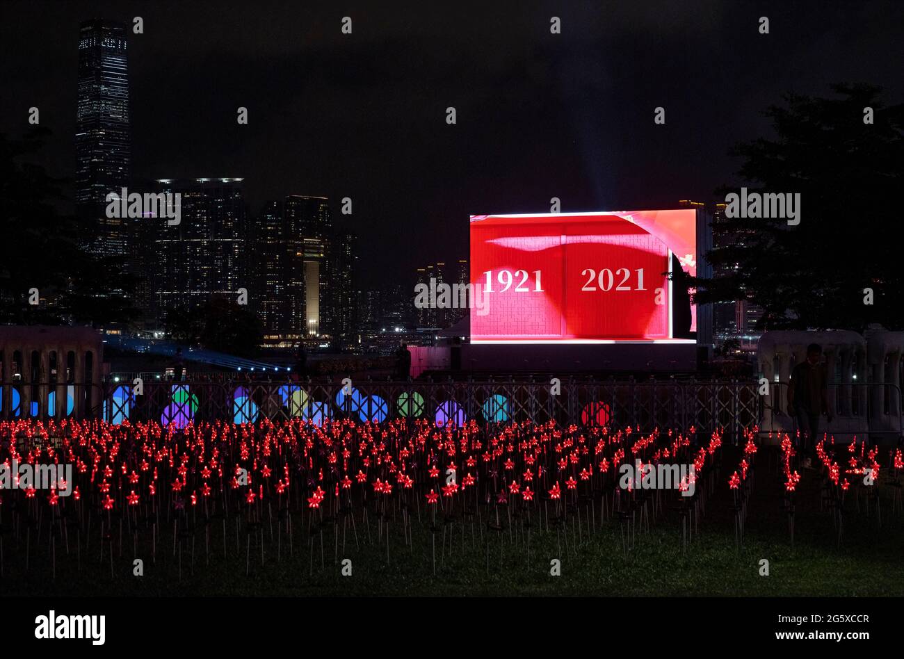 Hong Kong, China. 30th de junio de 2021. Una pantalla iluminada muestra un  vídeo conmemorativo de ensayo sobre China un día antes de las celebraciones  del 1st de julio para conmemorar los