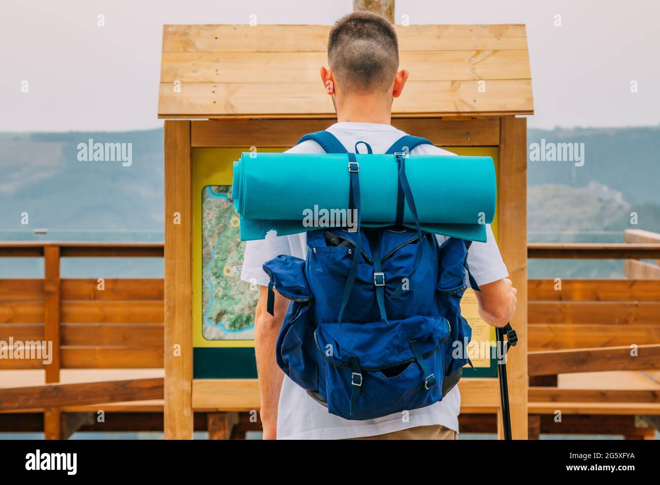 viajero con mochila mirando el mapa Fotografía de stock - Alamy