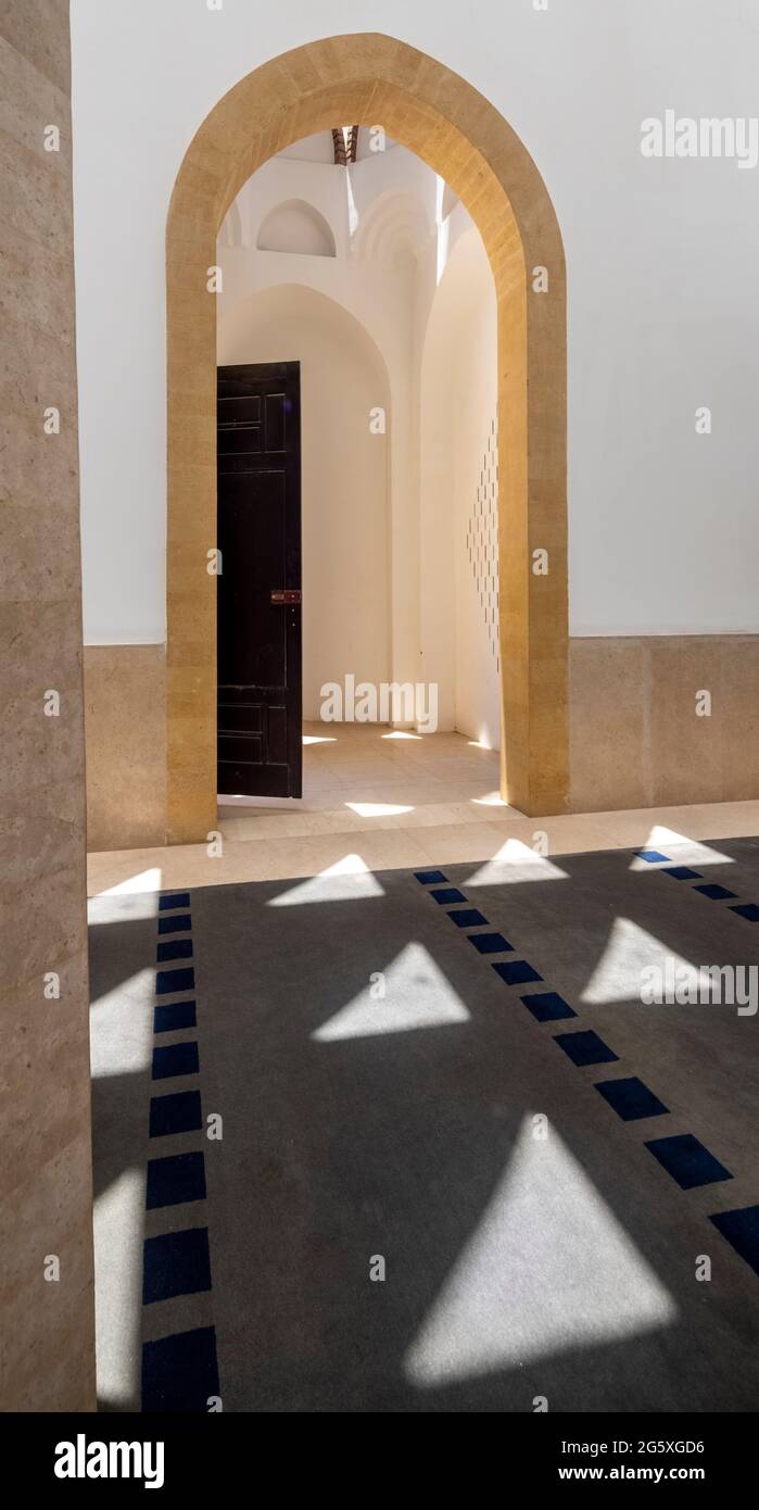 Sombras de claraboyas y puerta de entrada, mezquita Al Abu Stait, pueblo de Basuna, Sohag, Egipto Foto de stock