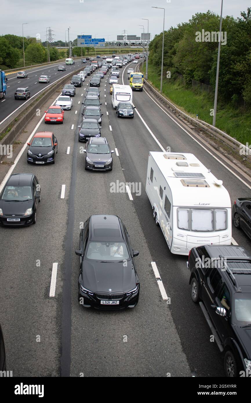 Patchway, Bristol, Reino Unido. 28th de mayo de 2021. Los motoristas en dirección sur se enfrentan a una fuerte congestión en la autopista M5 cerca de Bristol, ya que el éxodo de las vacaciones bancarias se pone bajo Foto de stock