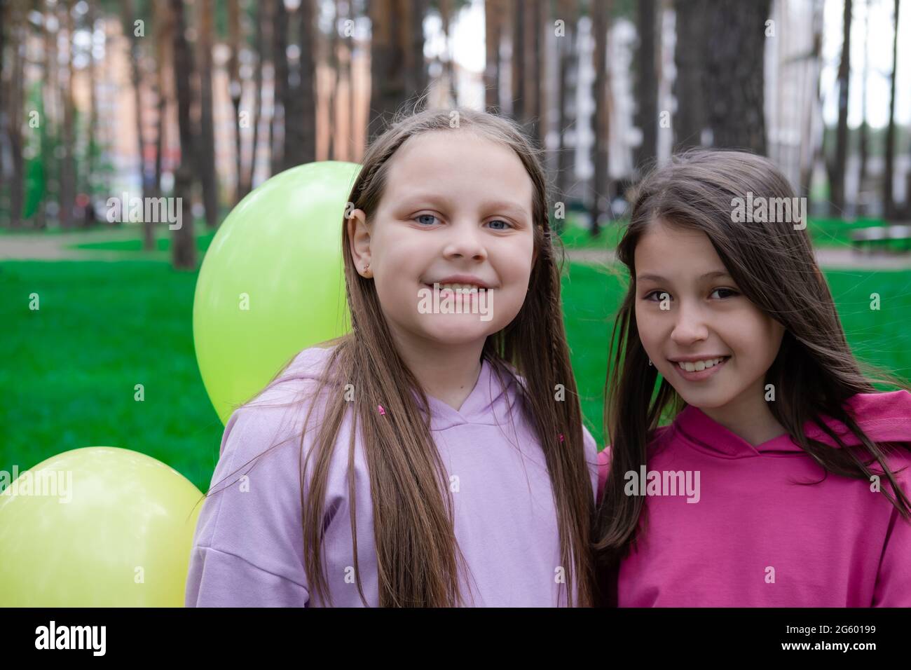 dos chicas adolescentes muy bonitas amigas con globos de colores en el  parque. niños felices. días de verano. vacaciones, vacaciones. amistad,  novias. bff Fotografía de stock - Alamy