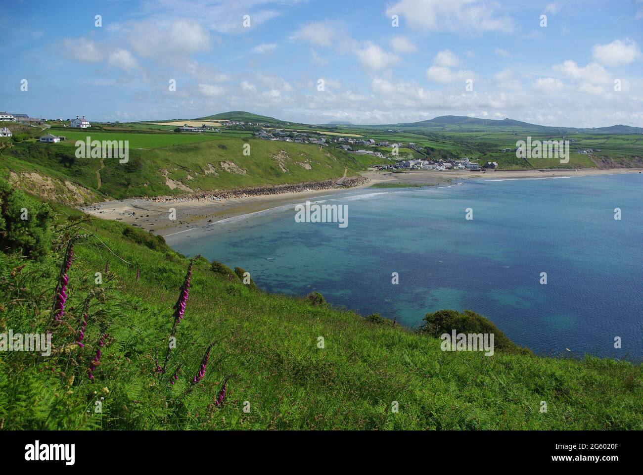 Playa Aberdaran vista desde el sendero costero en verano de 2021, Península de Llyn, Gwynedd, Gales del Norte, Reino Unido, Europa. Foto de stock