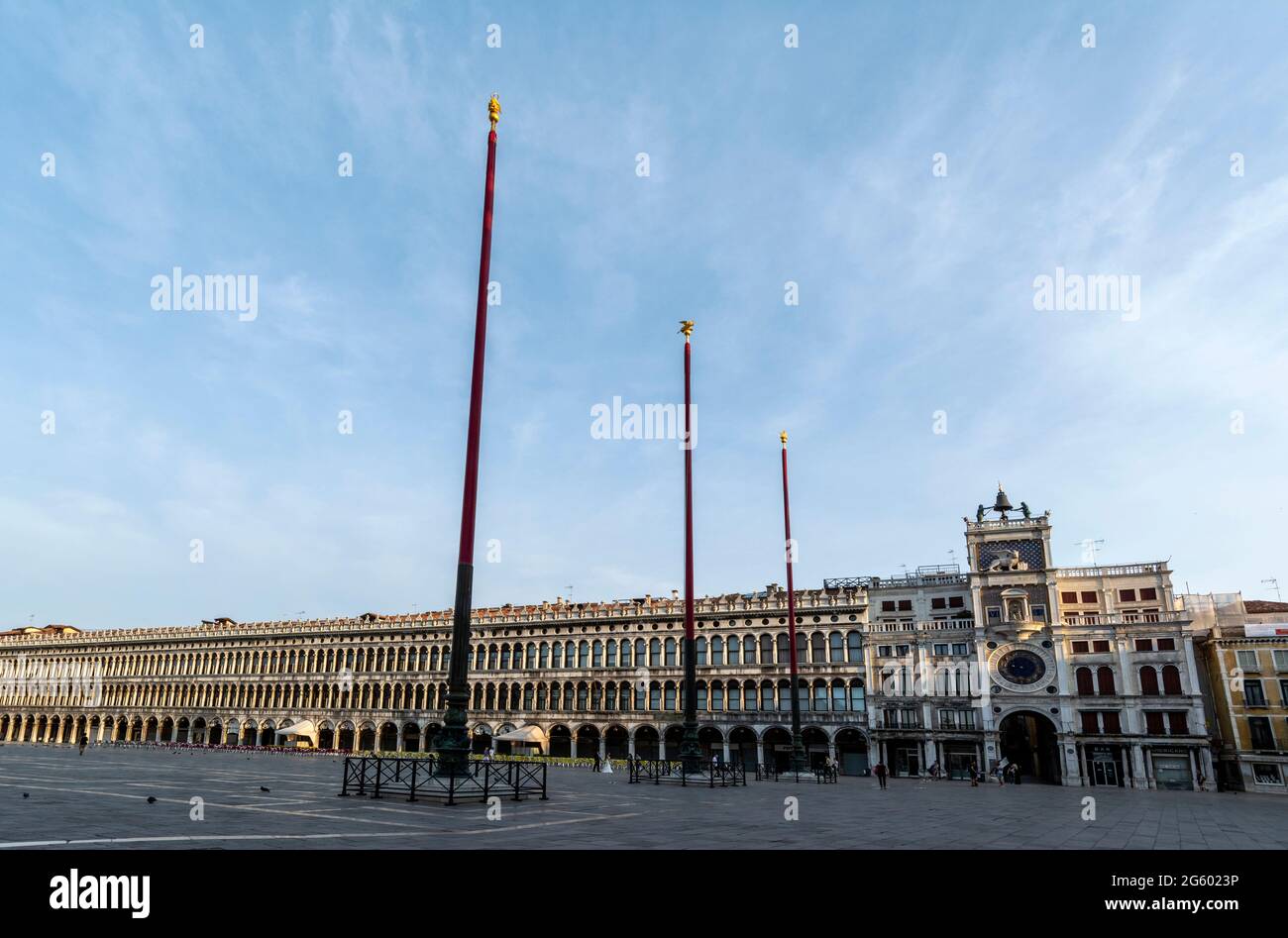 Una hilera de postes de bandera altos en la Piazza San Marco (Plaza de San Marcos) en Venecia, al norte de Italia Foto de stock