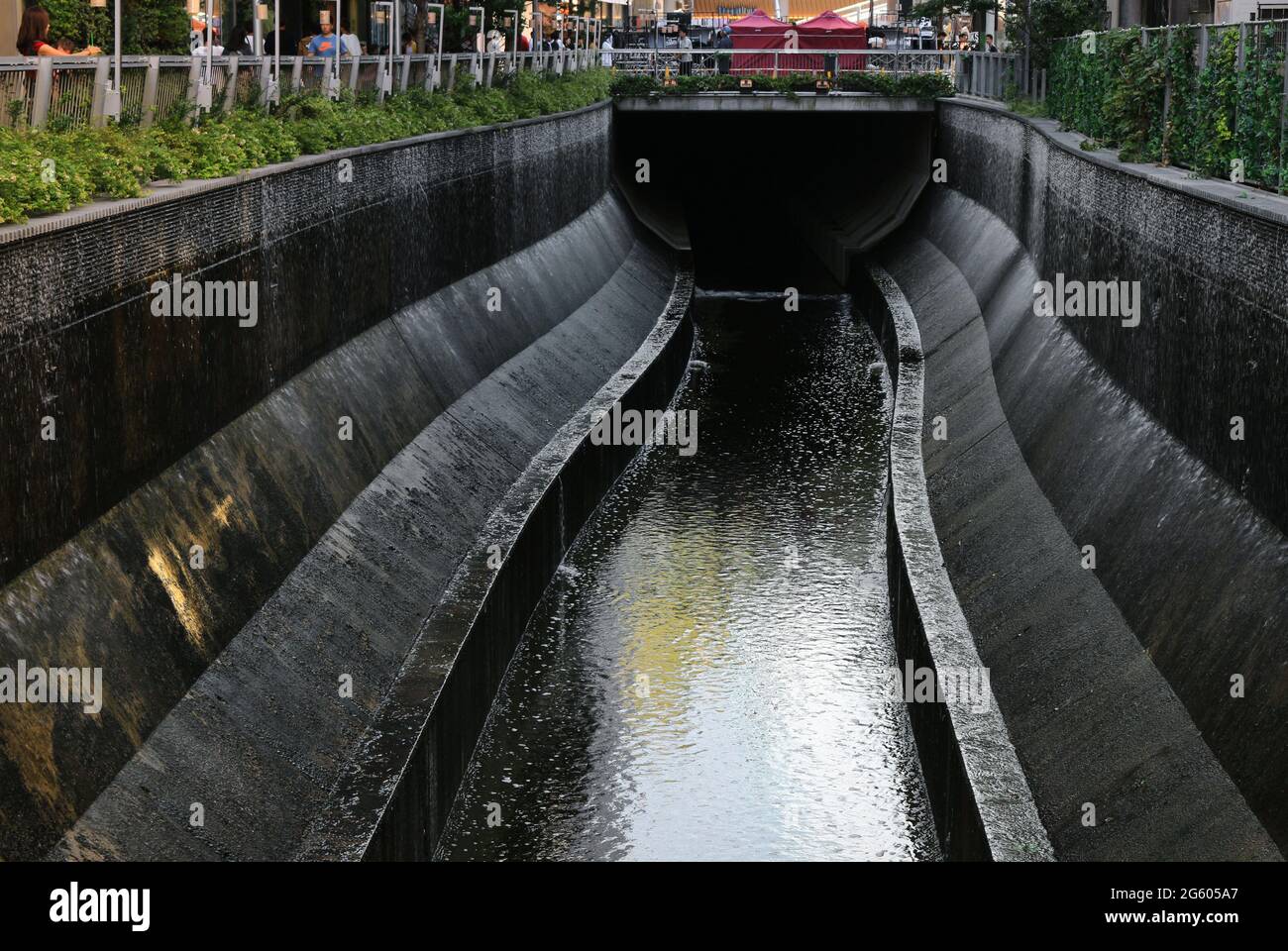 Río Shibuya que se convirtió en un vertano abierto de un drenaje  subterráneo Fotografía de stock - Alamy