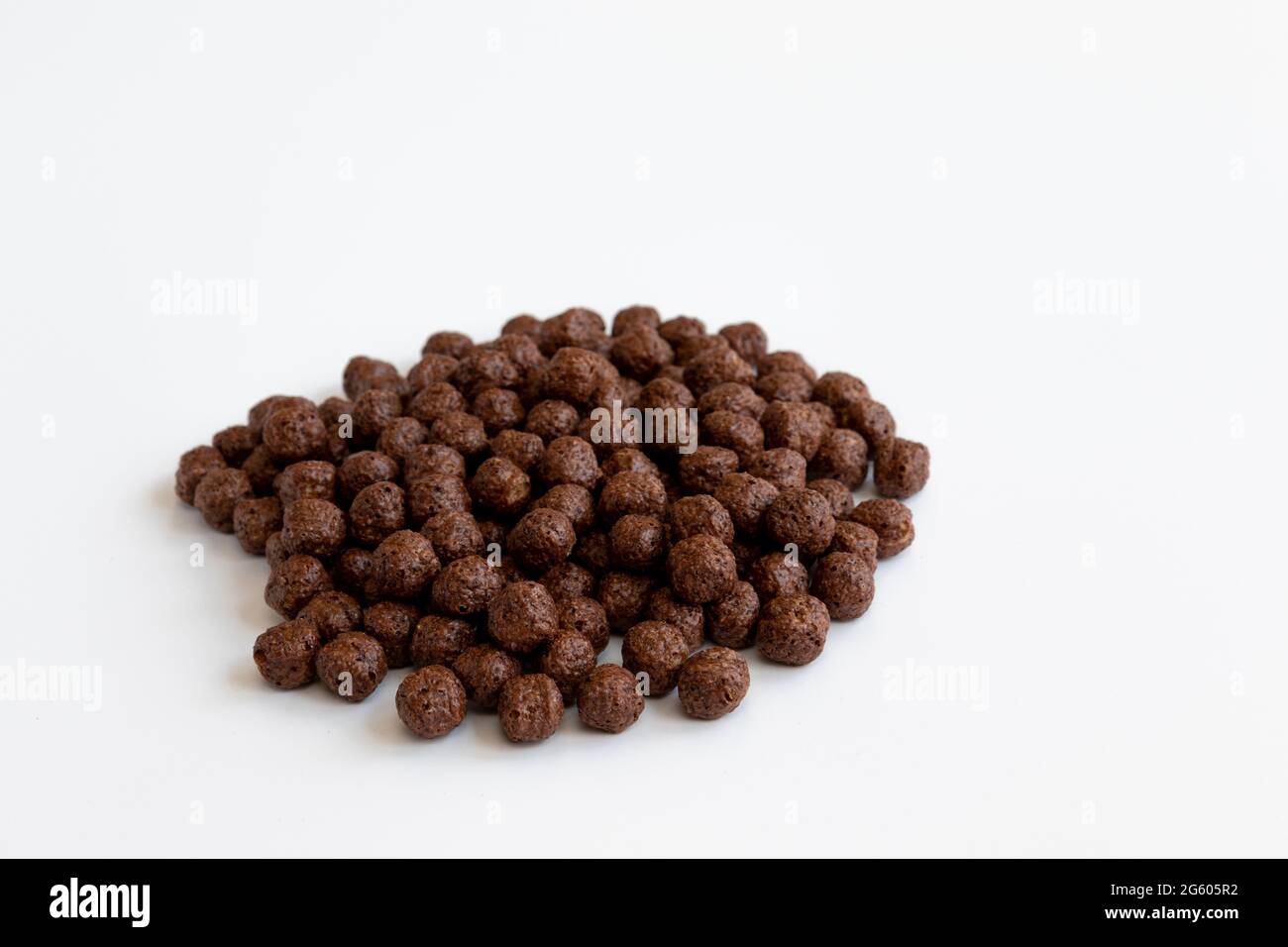 bolas crujientes de cereales de chocolate aisladas sobre fondo blanco, bolas secas de chocolate desayuno con sabor Foto de stock