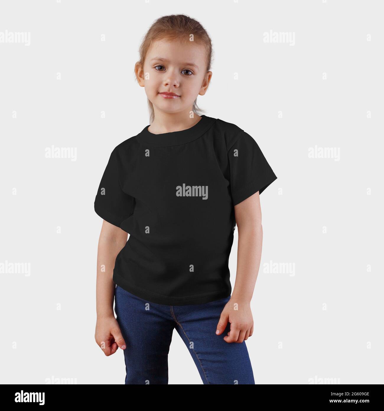 Embolse camisetas en blanco sobre una hermosa chica, posando cara, ropa  negra para niños, para la presentación del diseño y la impresión. Ropa de  bebé de marca templa Fotografía de stock -