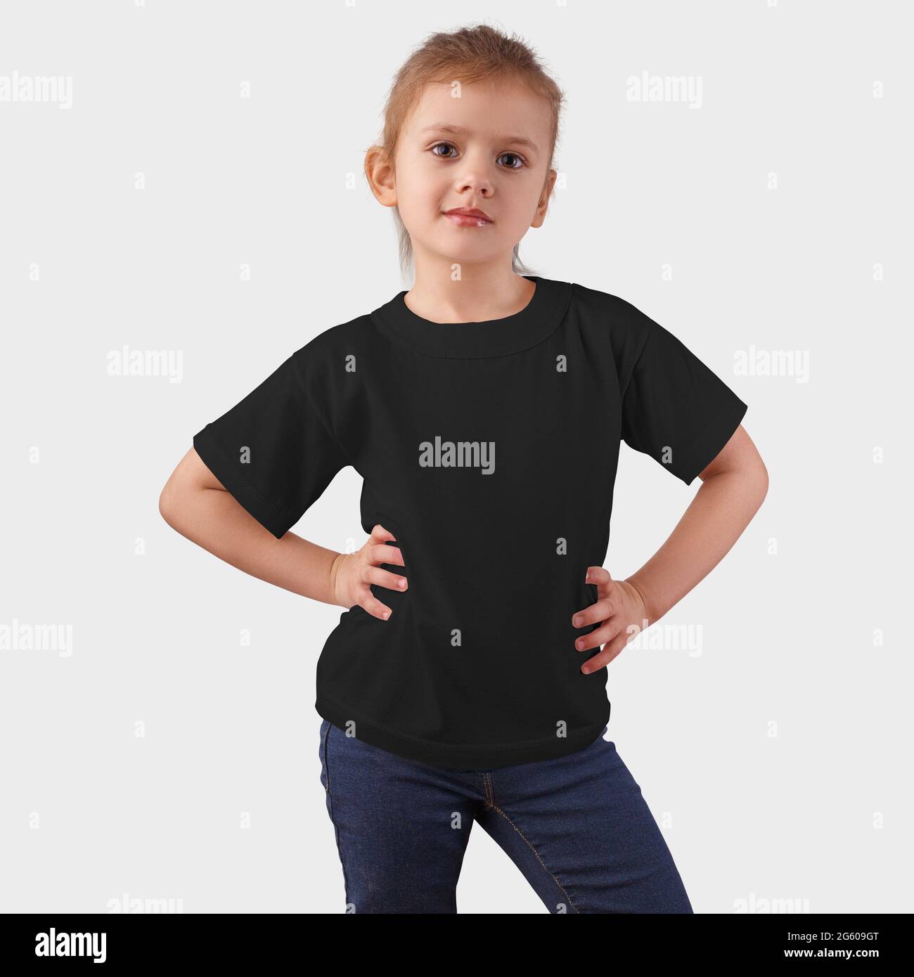 Plantilla de ropa de marca para niños en un lindo bebé con jeans azules,  posando, vista frontal, ropa para niños vacía sobre un fondo en el estudio.  Negro mockup J Fotografía de