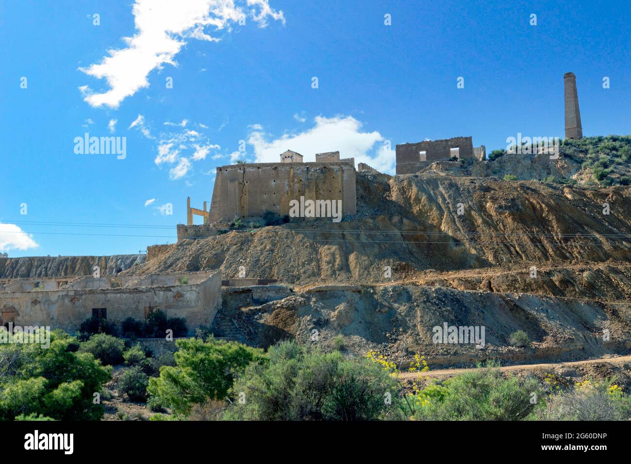 Vista panorámica de los restos de las instalaciones de minas abandonadas en Mazarrón, Murcia, España. Foto de stock