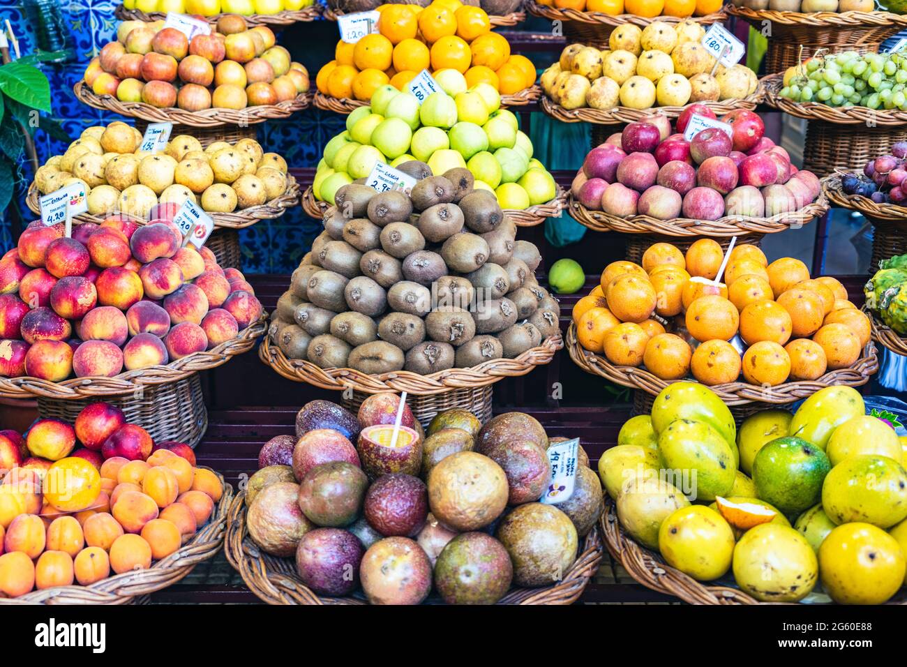 Fruta tropical fresca, Mercado dos Lavradores, Funchal, isla de Madeira, Portugal Foto de stock