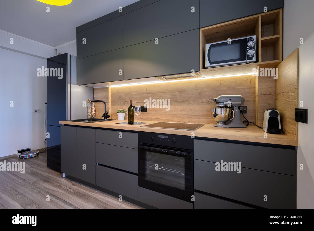 A veces Autónomo Tomar un riesgo Moderna y lujosa cocina gris oscuro Fotografía de stock - Alamy
