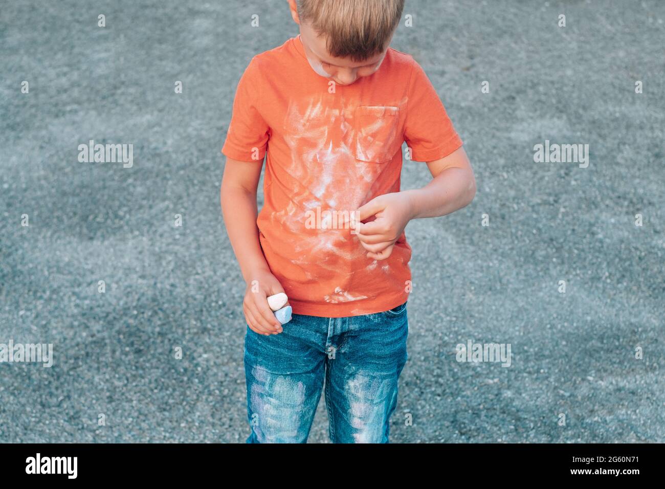 Niño mostrando una mancha de tiza en su ropa. El concepto de limpieza de  manchas en la ropa. . Fotografías de alta calidad Fotografía de stock -  Alamy