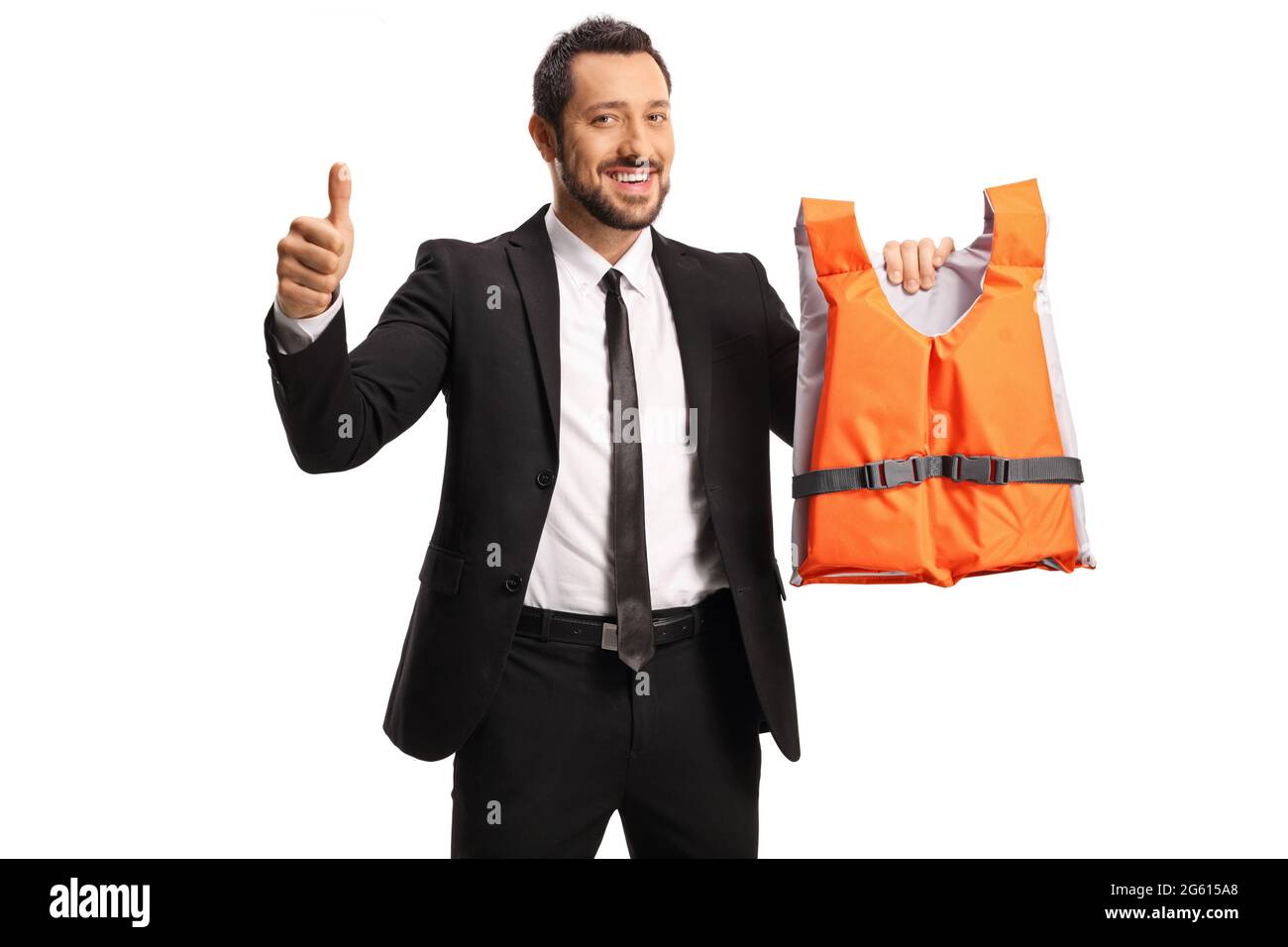 Hombre de negocios sosteniendo un chaleco salvavidas de color naranja y gestando un dedo pulgar arriba de la señal aislada sobre fondo blanco Foto de stock