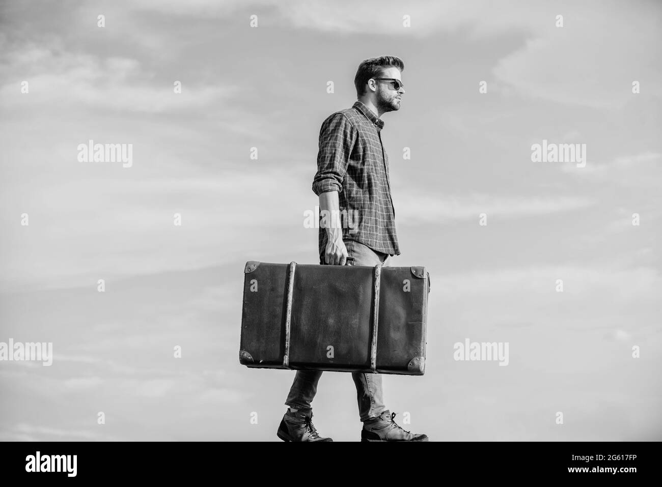 Hombre llevando sus cosas en el equipaje. Viaje de negocios. Un guapo  viajero. Viaje con equipaje. Tiempo de vacaciones. Chico al aire libre con  una maleta vintage Fotografía de stock - Alamy