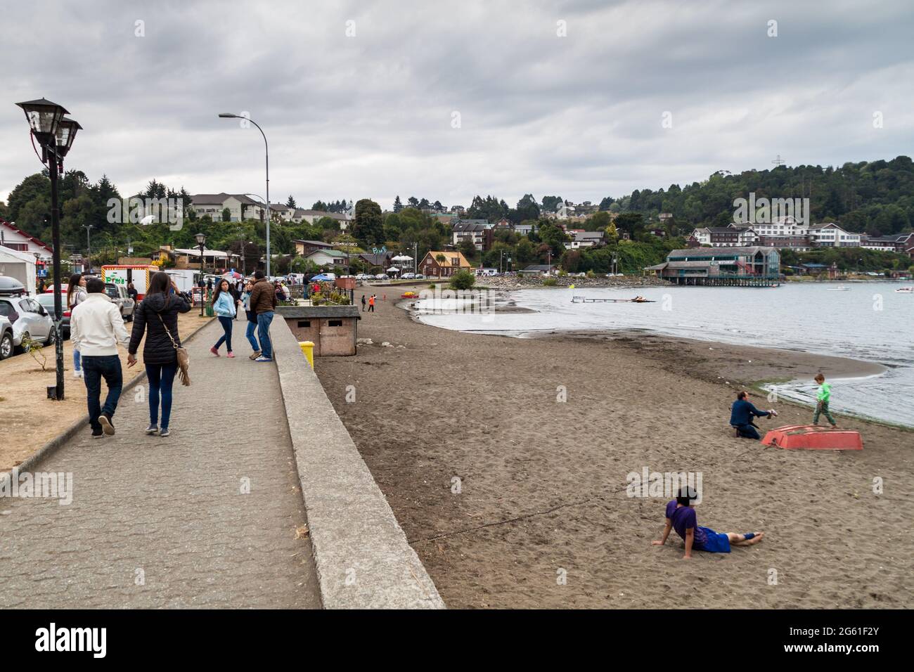 PUERTO VARAS, CHILE - 1 DE MARZO de 2015: La gente camina por un sendero de playa en Puerto Varas. Foto de stock