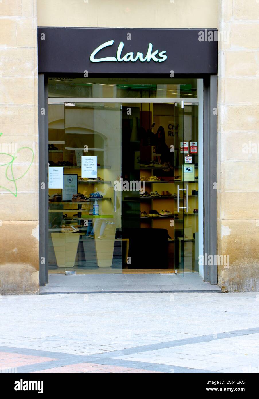 C. & J. Clark International Ltd conocida como el cartel de la tienda de calzado Clarks y la entrada a la tienda Zaragoza Aragon España Fotografía de stock -