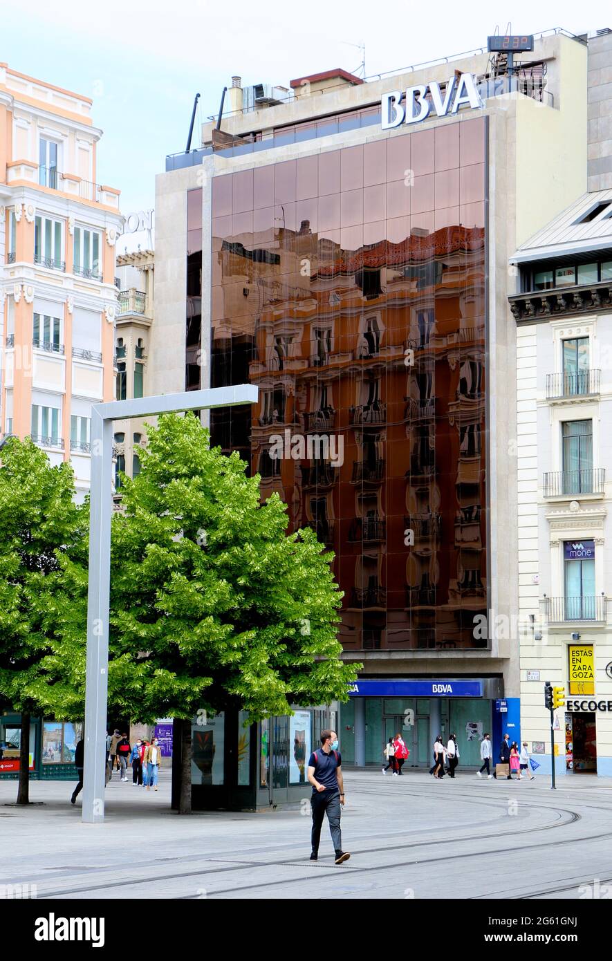 Banco Bilbao Vizcaya Argentaria Edificio de oficinas con fachada de vidrio BBVA en el centro de Zaragoza Arargon España Foto de stock