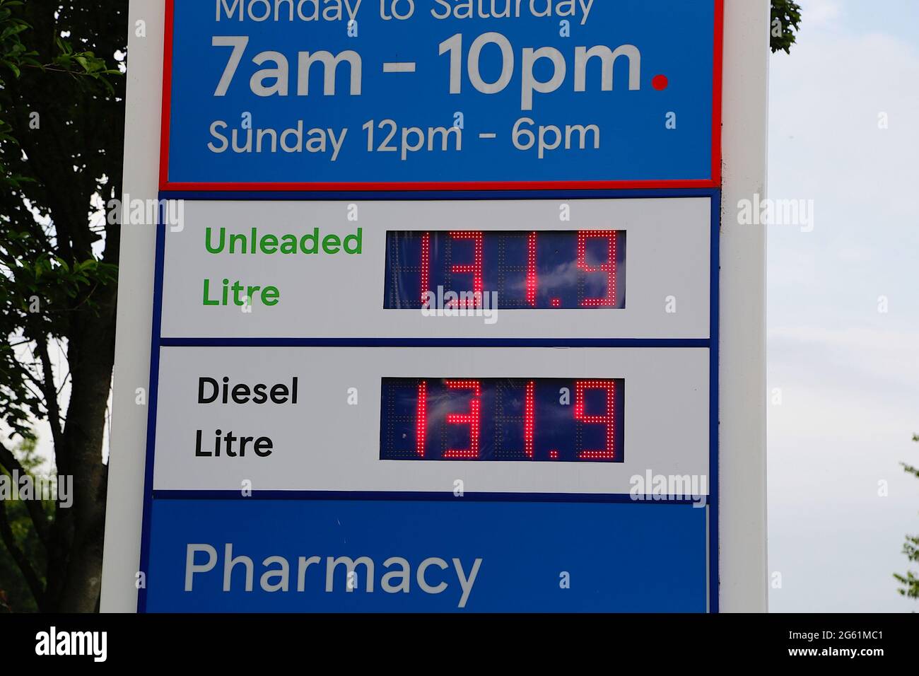 Ashford, Kent, Reino Unido. 01 de julio de 2021. En esta imagen se ve un precio idéntico para la gasolina y los combustibles diesel que tradicionalmente el primero es más barato. Precios de la gasolina. Crédito de la foto: Paul Lawrenson /Alamy Live News Foto de stock