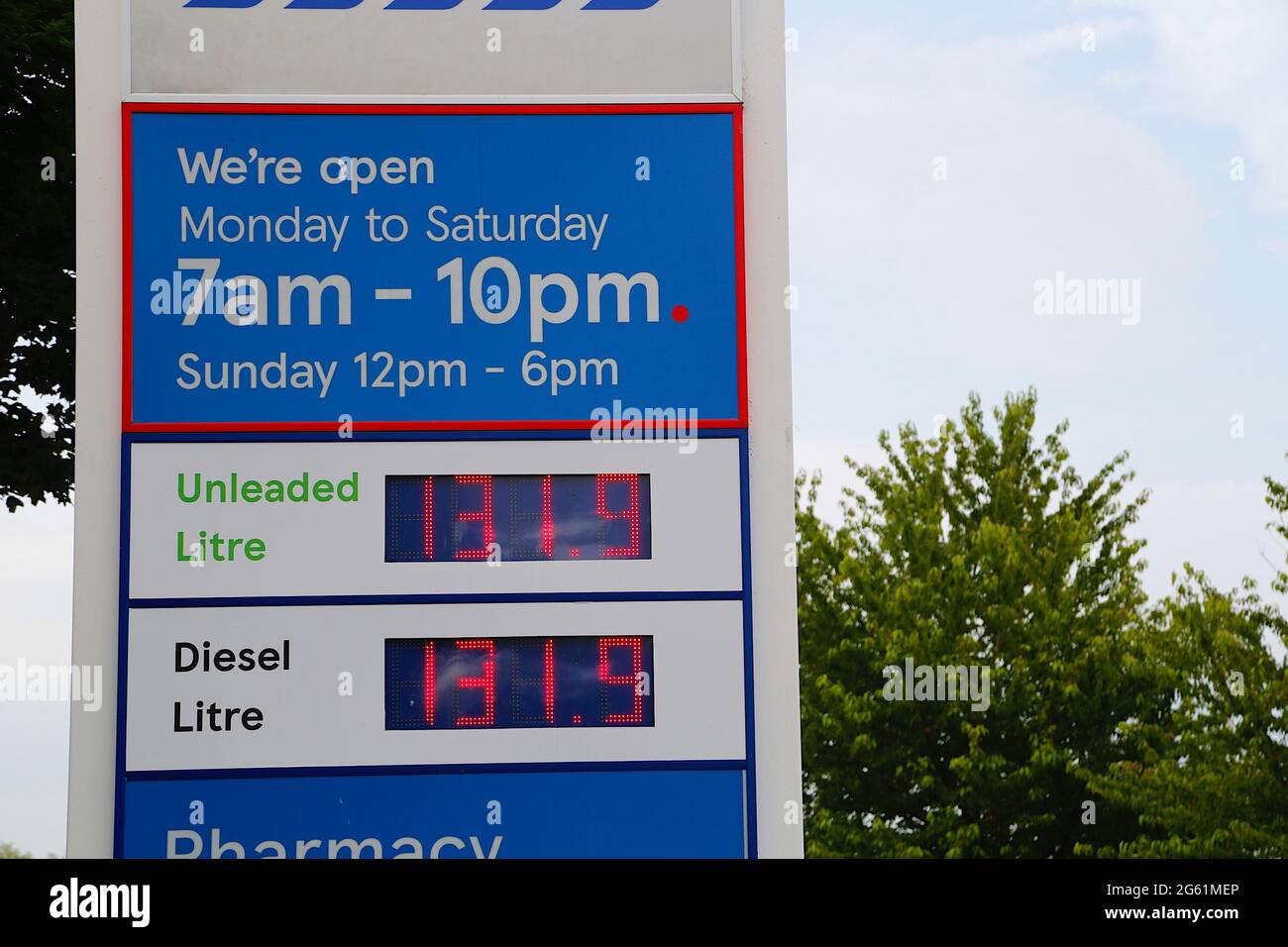 Ashford, Kent, Reino Unido. 01 de julio de 2021. En esta imagen se ve un precio idéntico para la gasolina y los combustibles diesel que tradicionalmente el primero es más barato. Precios de la gasolina. Crédito de la foto: Paul Lawrenson /Alamy Live News Foto de stock