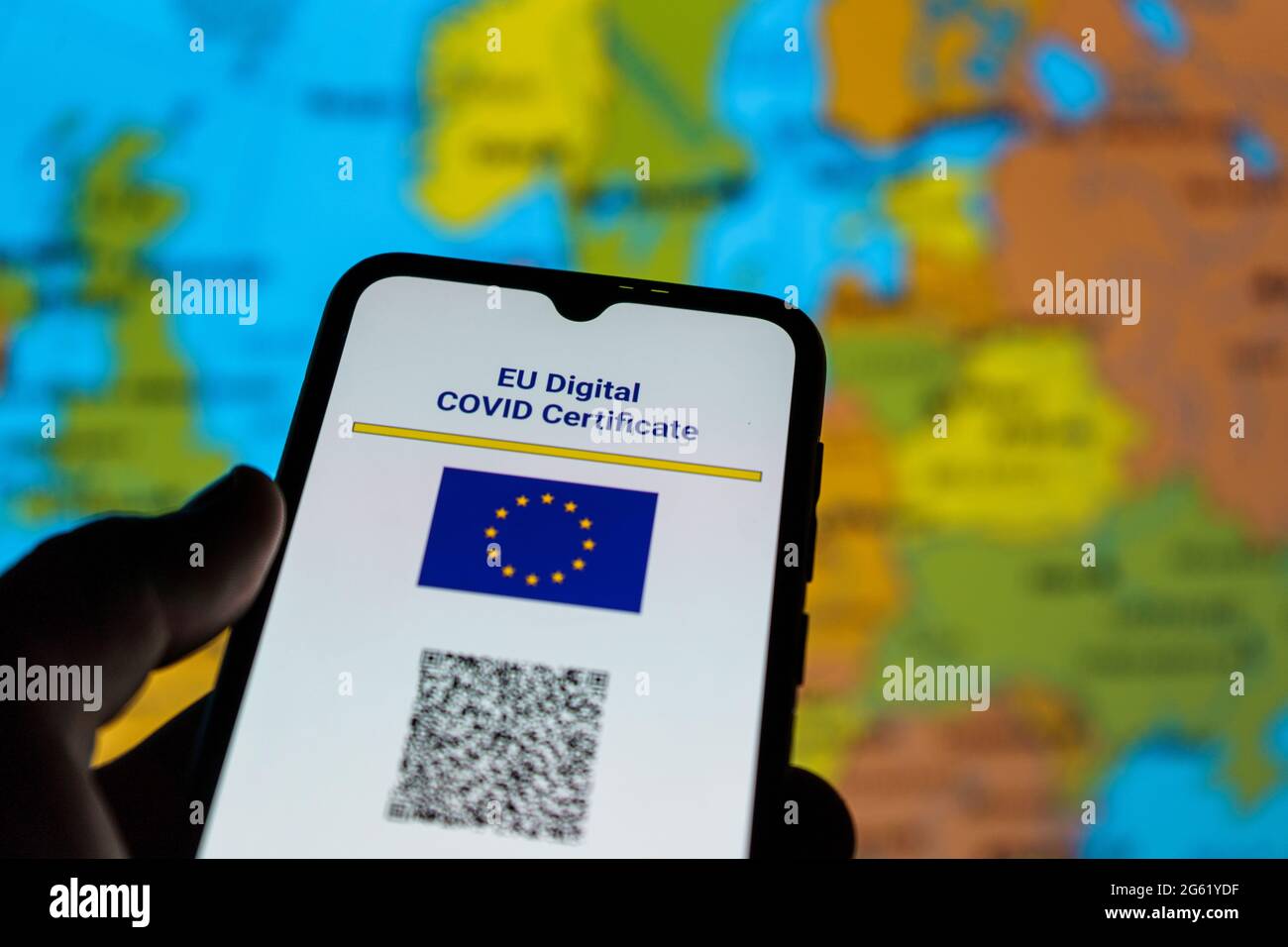 Certificado COVID-19 digital de la Unión Europea. Pase de vacunación que permite a las personas viajar libremente por Europa Foto de stock