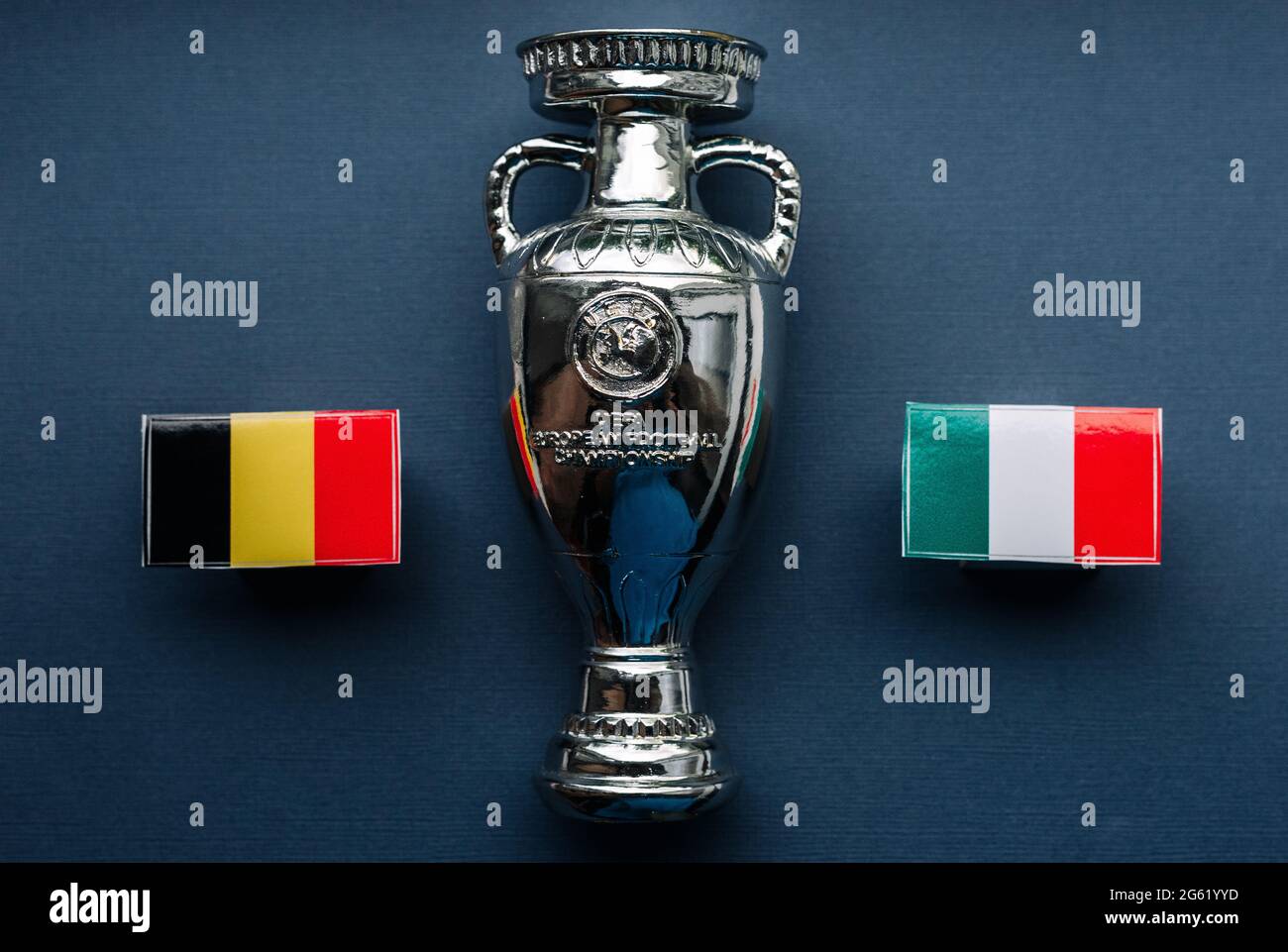 1 de julio de 2021 Munich, Alemania Bandera de los cuartos de final del Campeonato Europeo de Fútbol Bélgica e Italia con el telón de fondo de la Eurocopa 2020. Foto de stock