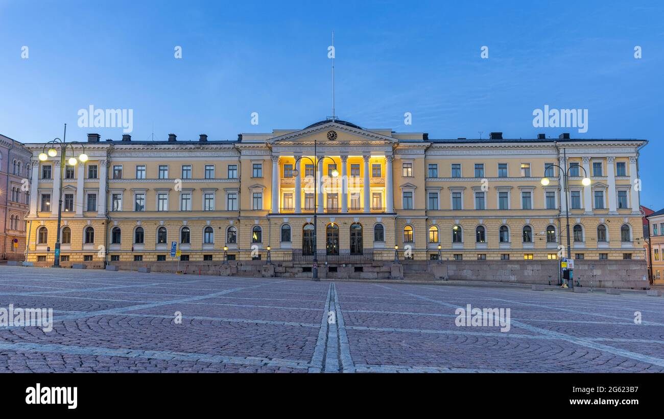 La plaza del Senado de Helsinki está tranquila después de la puesta de sol del verano Foto de stock