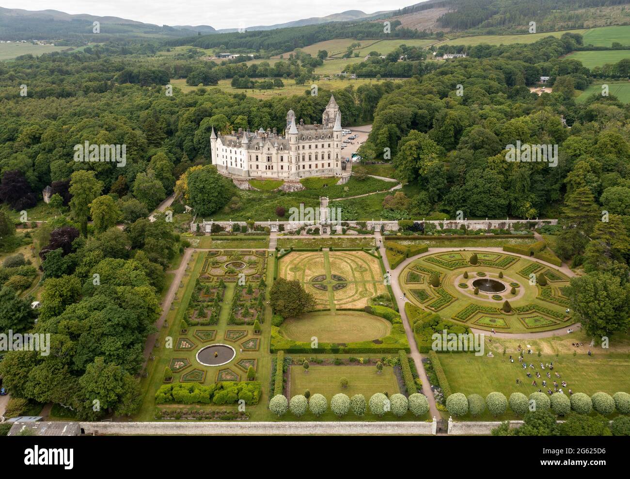 Vista aérea del Castillo Dunrobin, Golspie, Sutherland, Escocia, hogar de los Earls y los duques de Sutherland. Foto de stock