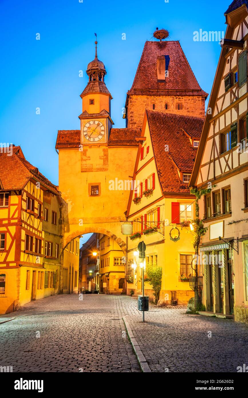 Rothenburg, Alemania. Markus Torre y Puerta, hermosa calle en Rothenburg ob der Tauber con casas tradicionales alemanas, Baviera. Foto de stock