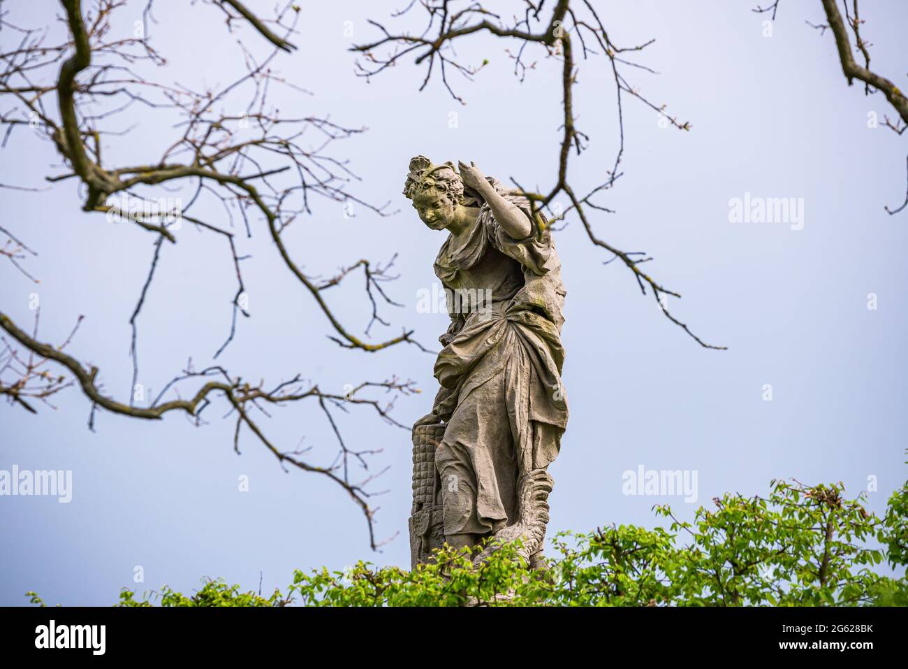 Kuks, república Checa - 15 de mayo de 2021. Estatua de la Virtud - símbolo de la Diligencia Foto de stock