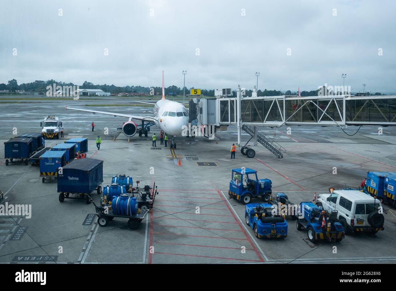 Medellín, Antioquia, Colombia - 17 2021 de mayo: Avión con cabina de  pasajeros entrante y varios pequeños Trolley que llevan maletas en José  Mari Fotografía de stock - Alamy