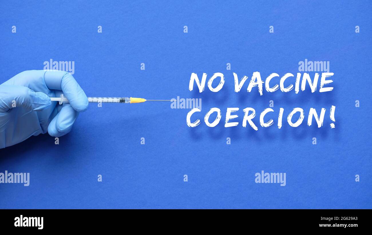 Denegación de la vacunación obligatoria. Texto Sin coerción de vacuna. Mano medica o enfermera en guante azul con la vacuna Covid-19 en jeringa. Rechazando Foto de stock