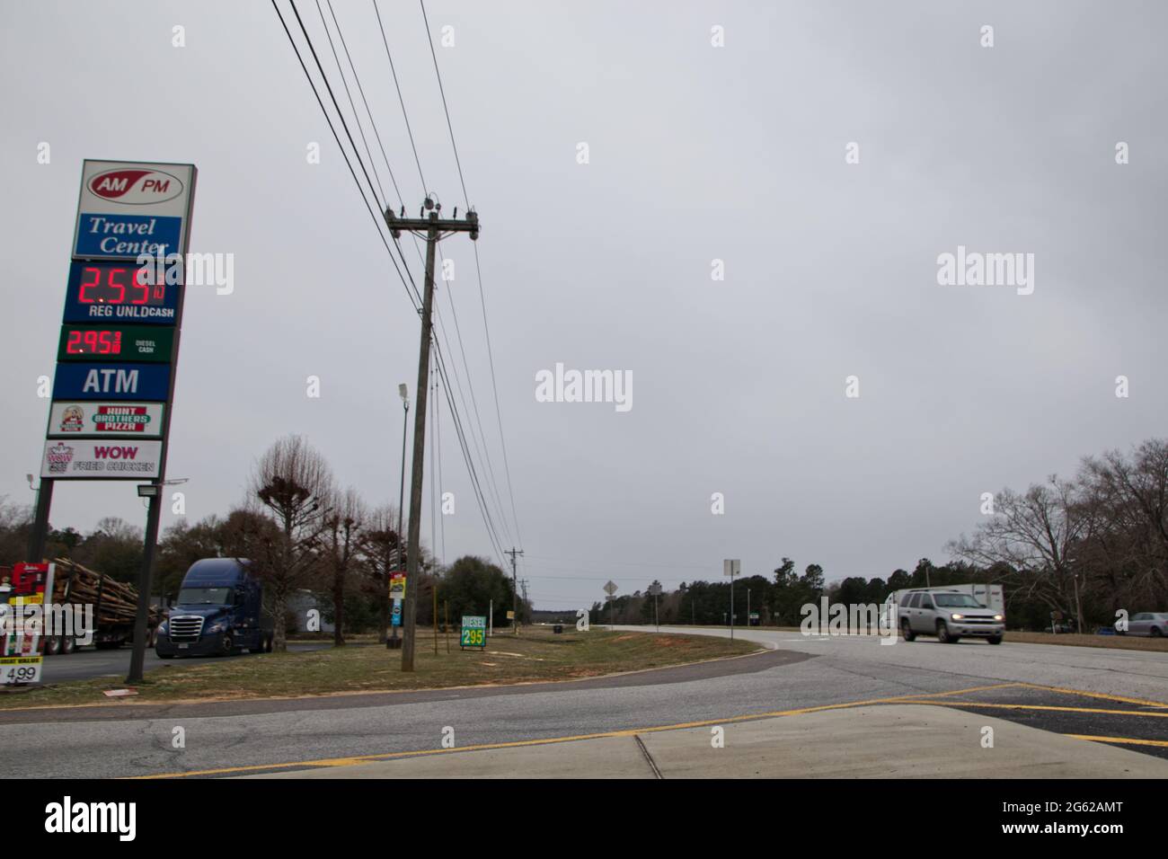 Traffic sign gas station information fotografías e imágenes de alta  resolución - Alamy