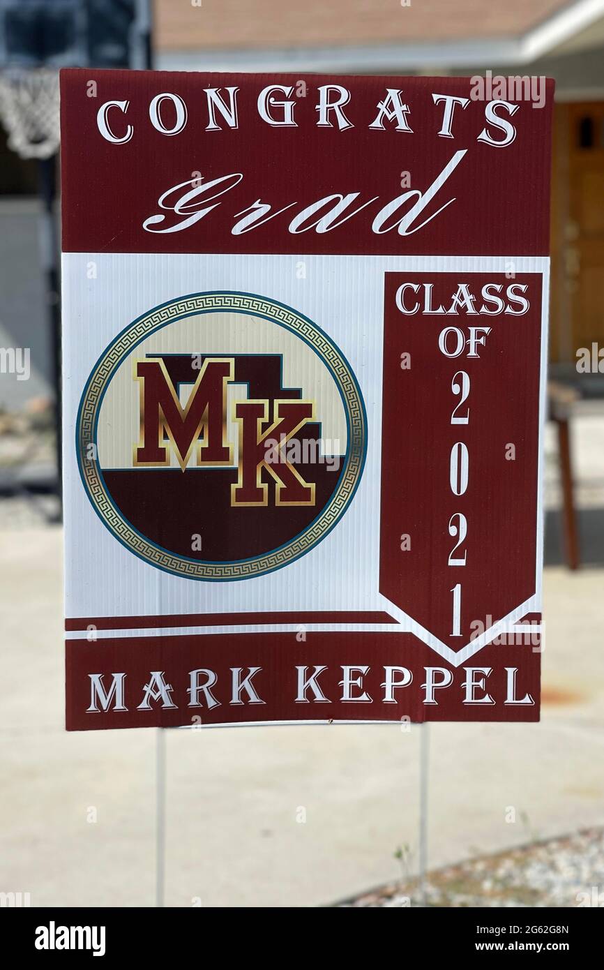 Un signo de Felicitaciones Mark Keppel High School Class of 2021 en medio de la pandemia mundial de coronavirus COVID-19 en una residencia, el jueves 1 de julio de 2020, IN Foto de stock
