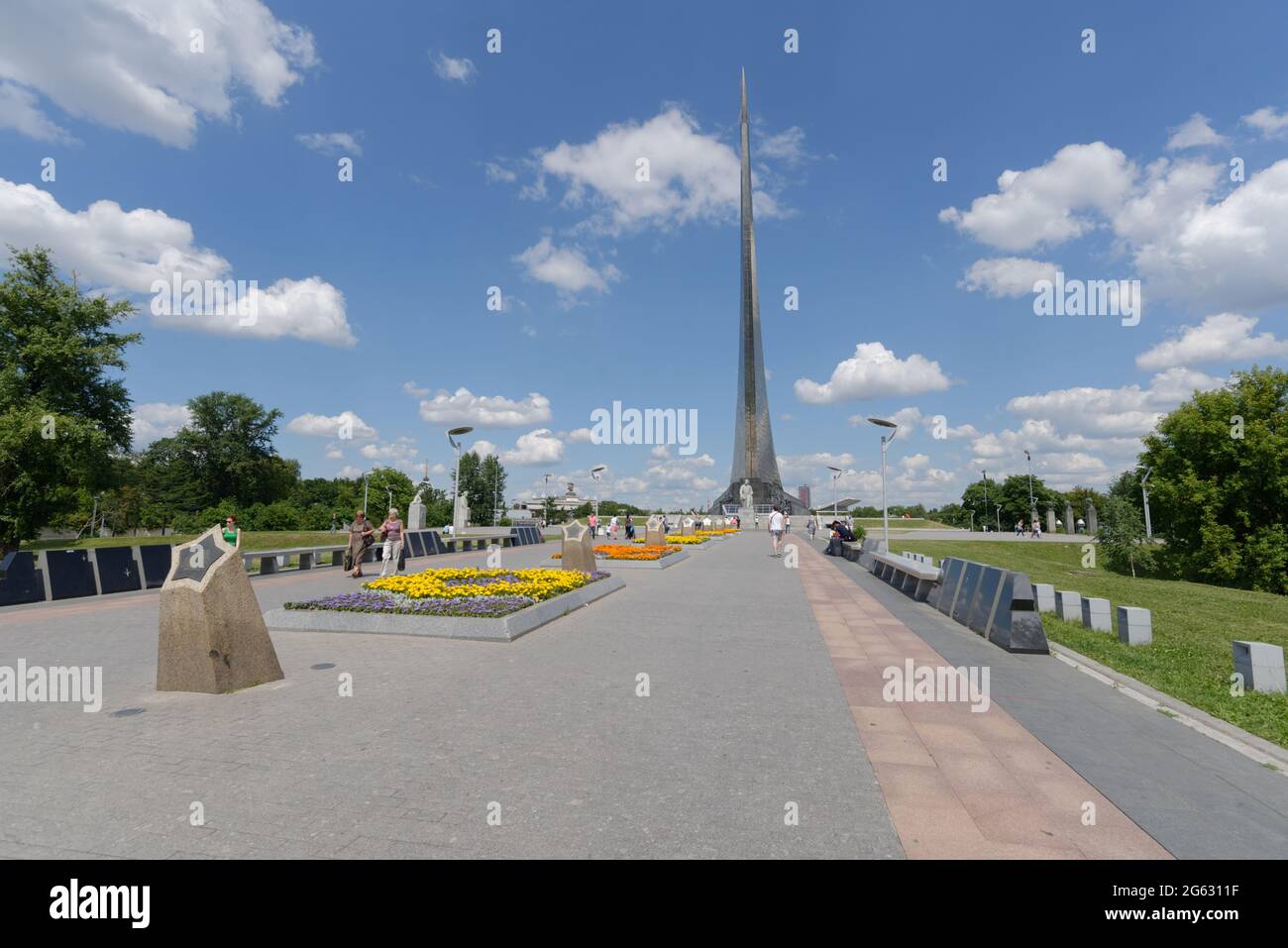 Moscú, Rusia - 7 de julio de 2014: Monumento al fundador de la cosmonautica Konstantin Eduardovich Tsiolkovsky. Foto de stock